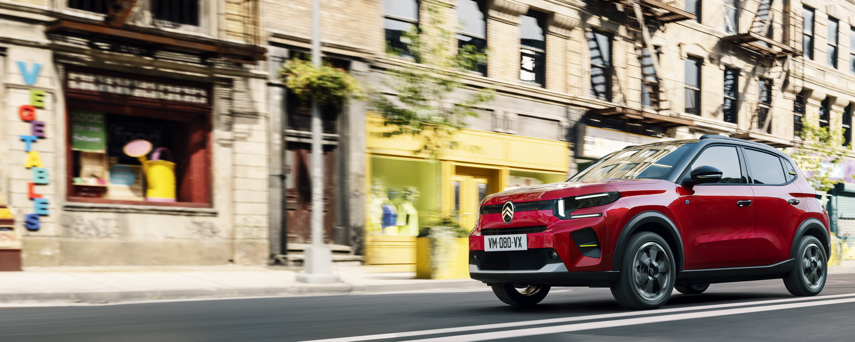 Citroën C3 2024 rouge : trois quarts avant gauche dans la rue