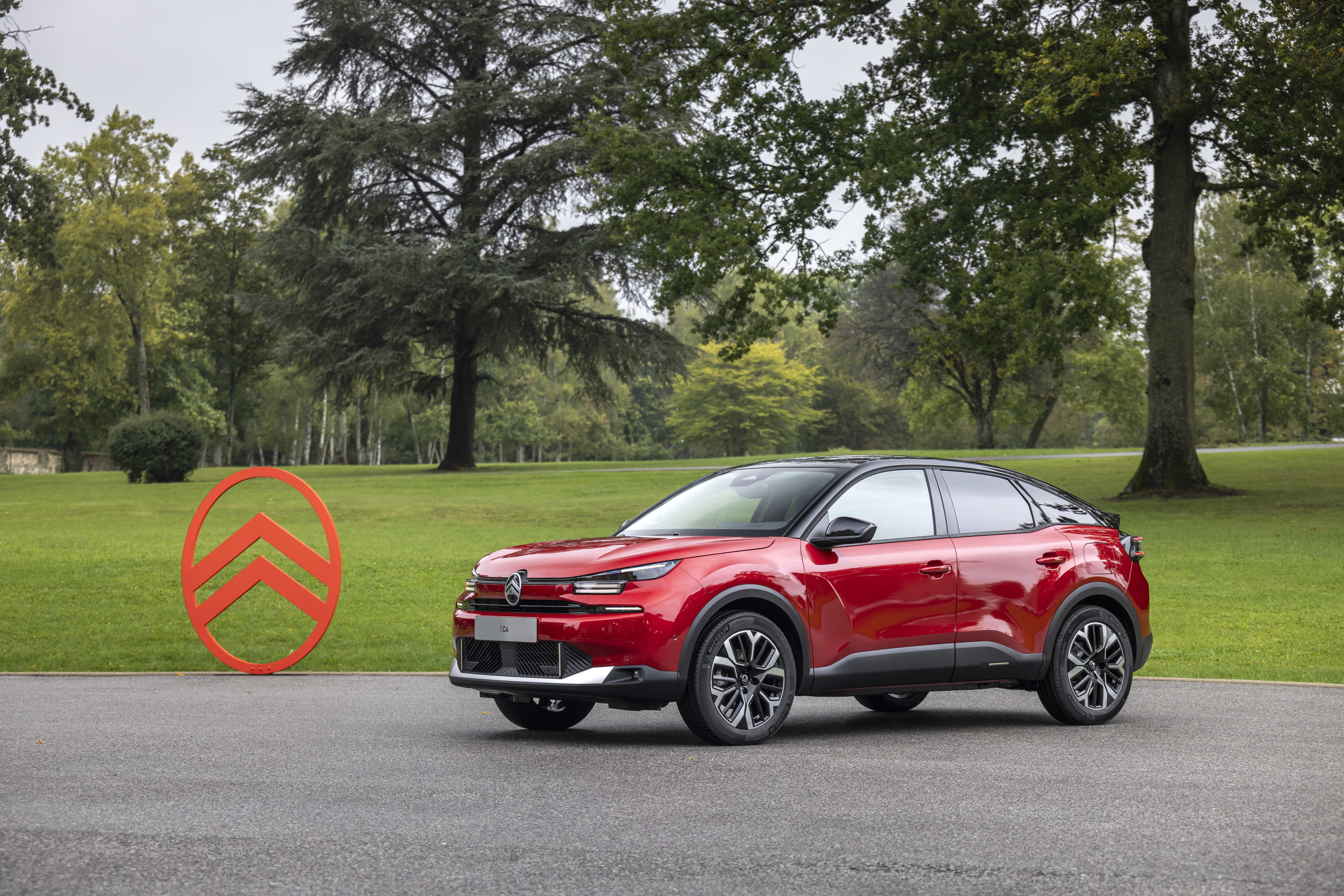 Citroën C4 2025 rouge elixir : trois quarts avant gauche statique