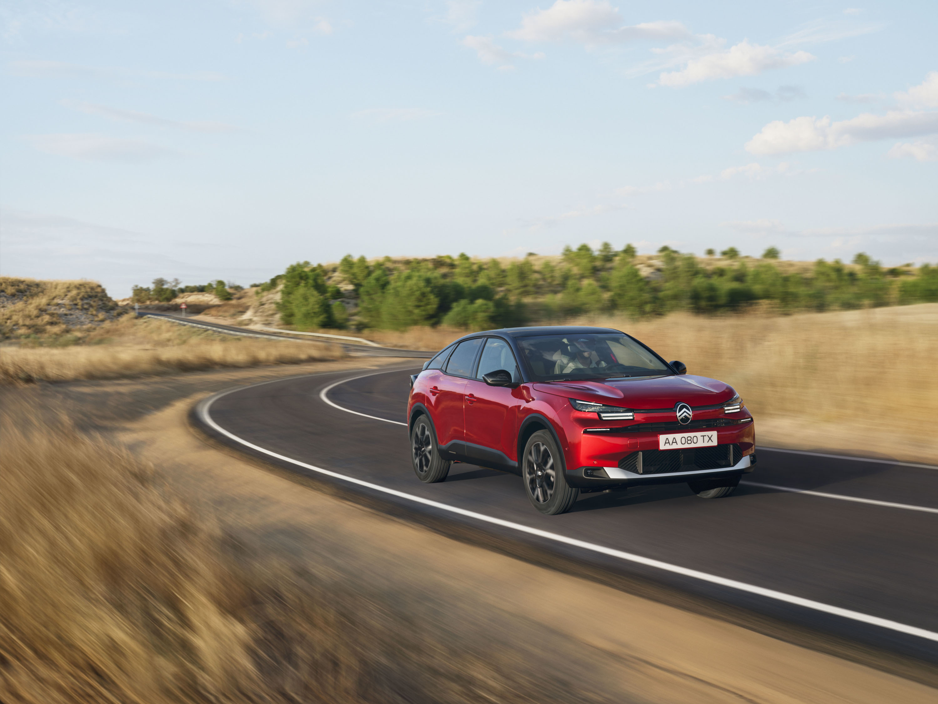 Citroën C4 2025 : trois quarts avant droit sur route dans les champs
