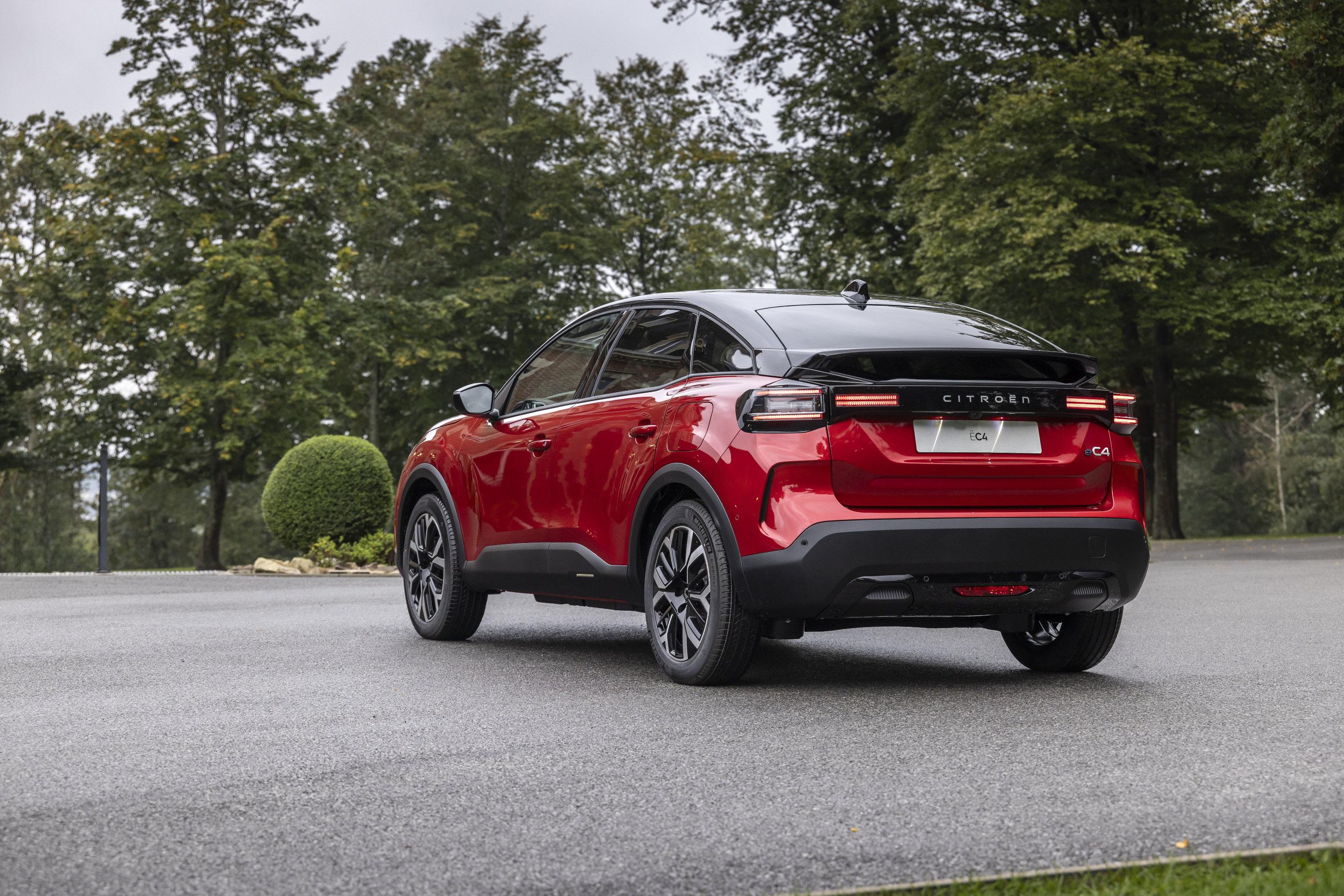 Citroën C4 2025 rouge elixir : trois quarts arrière gauche statique