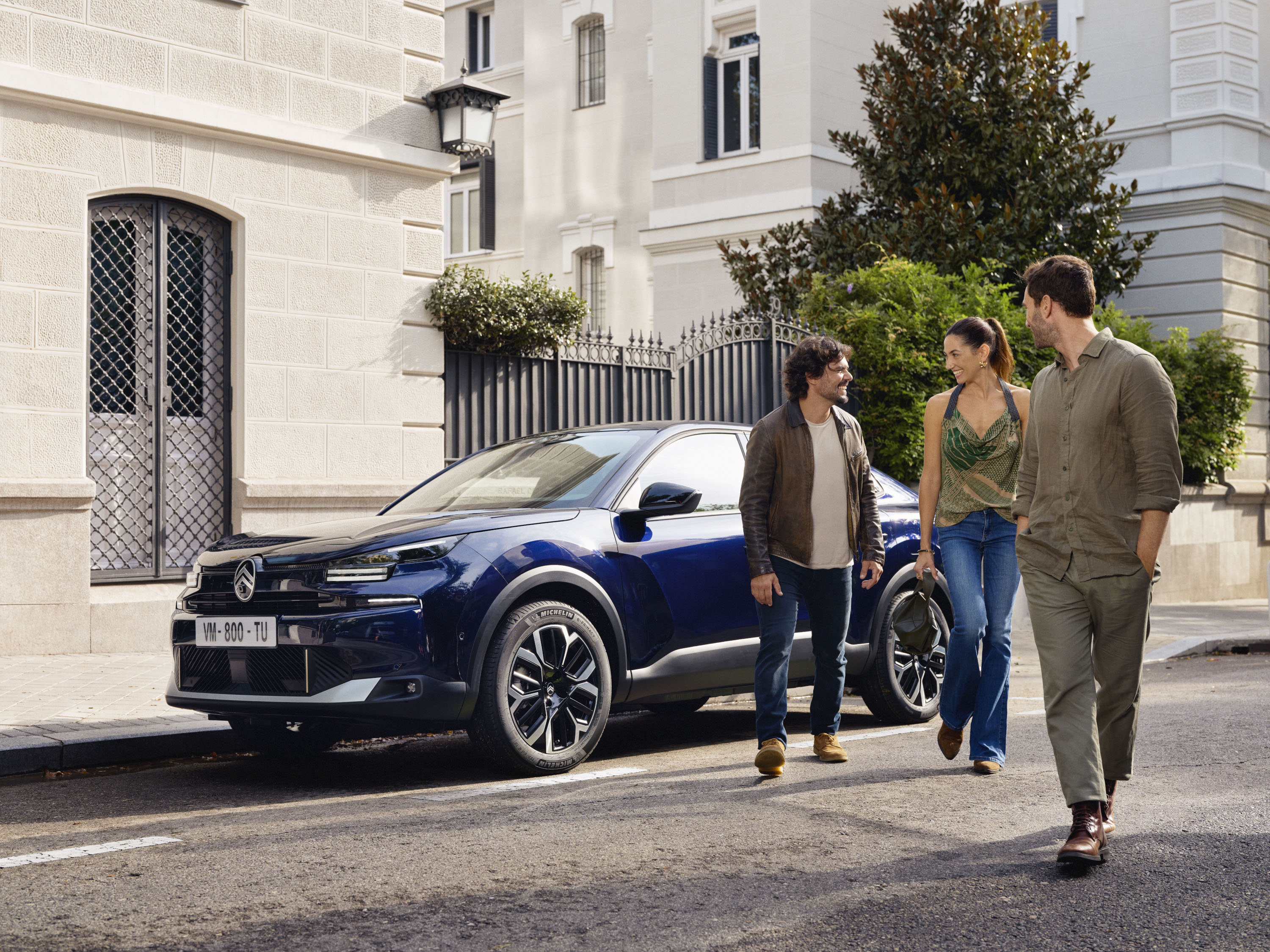 Citroën C4X 2025 : trois quarts avant gauche dans la rue avec 3 modèles