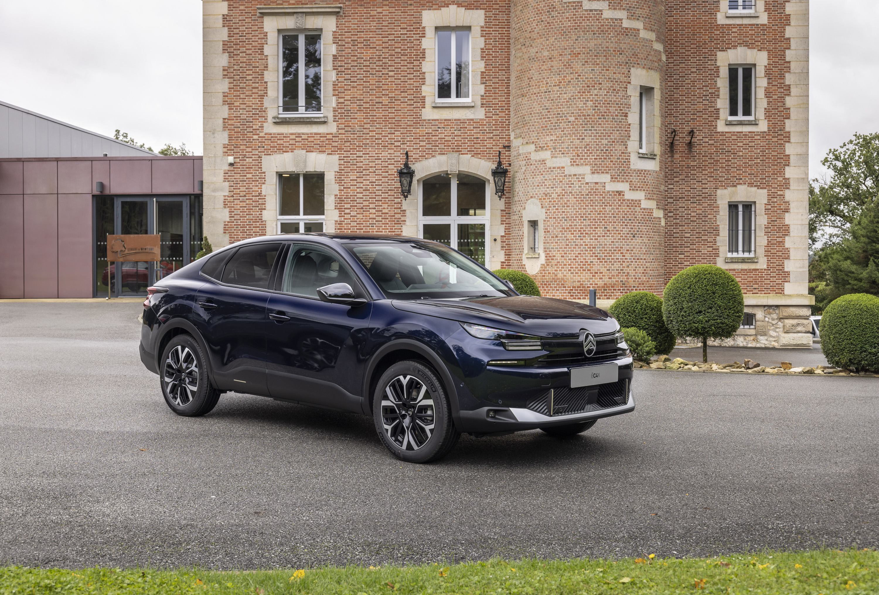 Citroën C4X 2025 : trois quarts avant droit statique