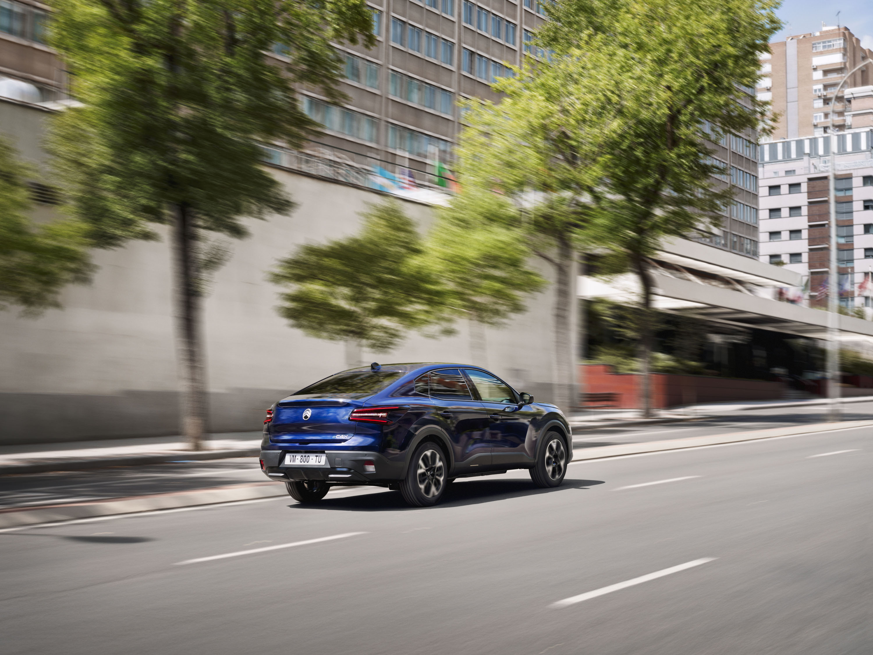 Citroën C4X 2025 : trois quarts arrière droit sur route