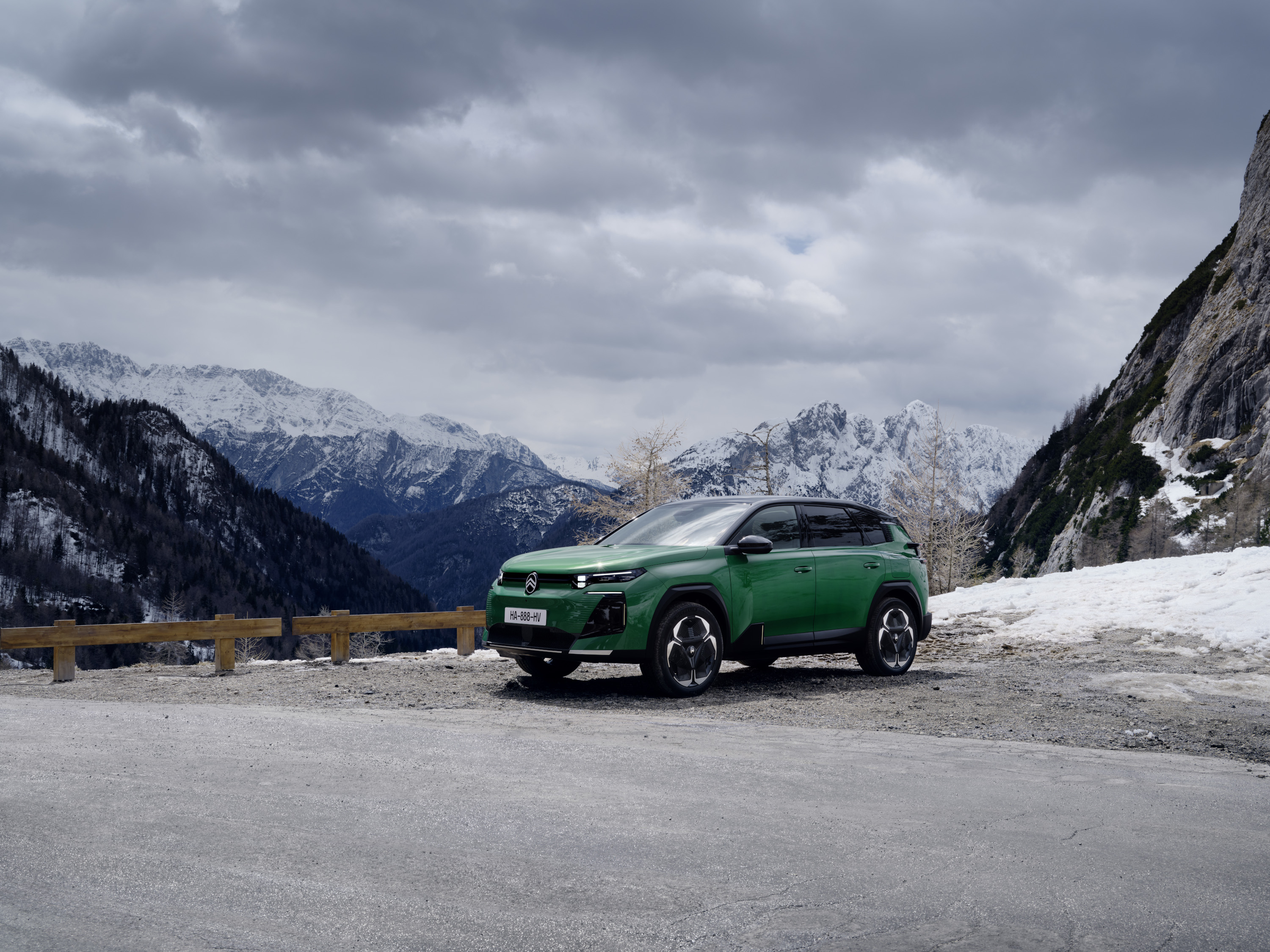 Citroën C5 Aircross 2025 : trois quarts avant gauche statique sur fond de montagnes