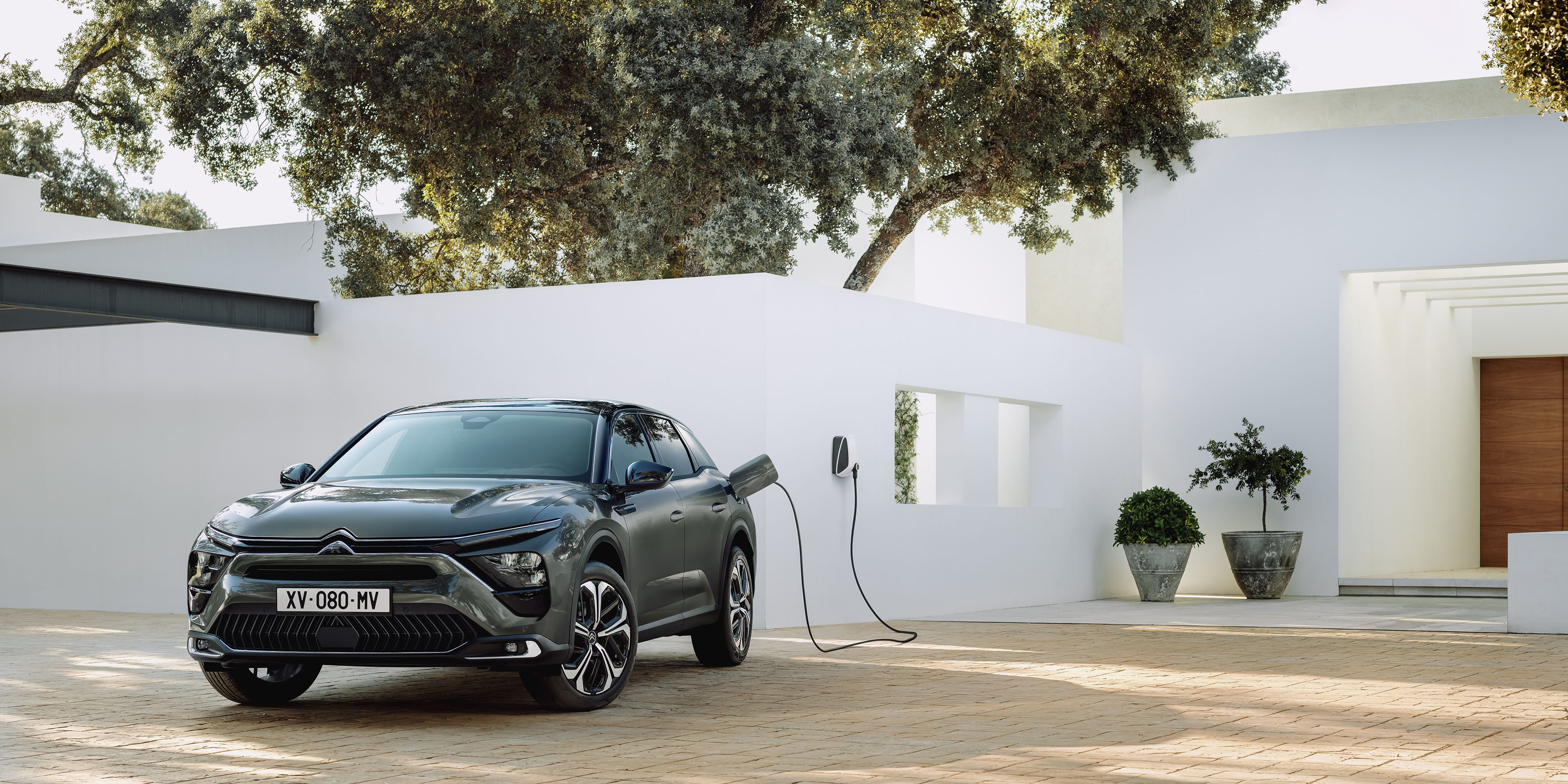 Nouvelle Citroën C5 X : Trois quart avant en recharge