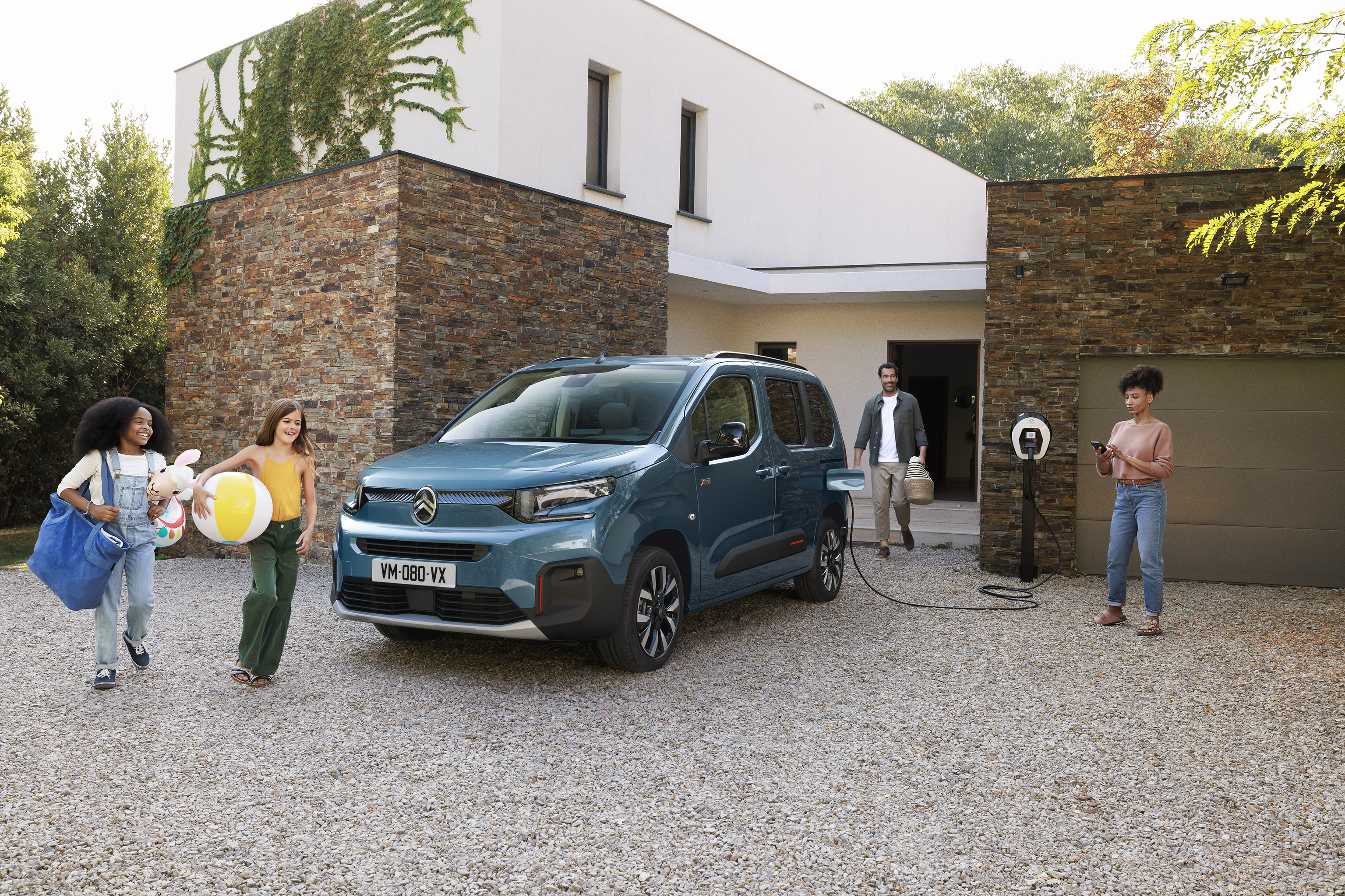 Citroën Berlingo 2024 : trois quarts avant gauche statique en charge devant maison