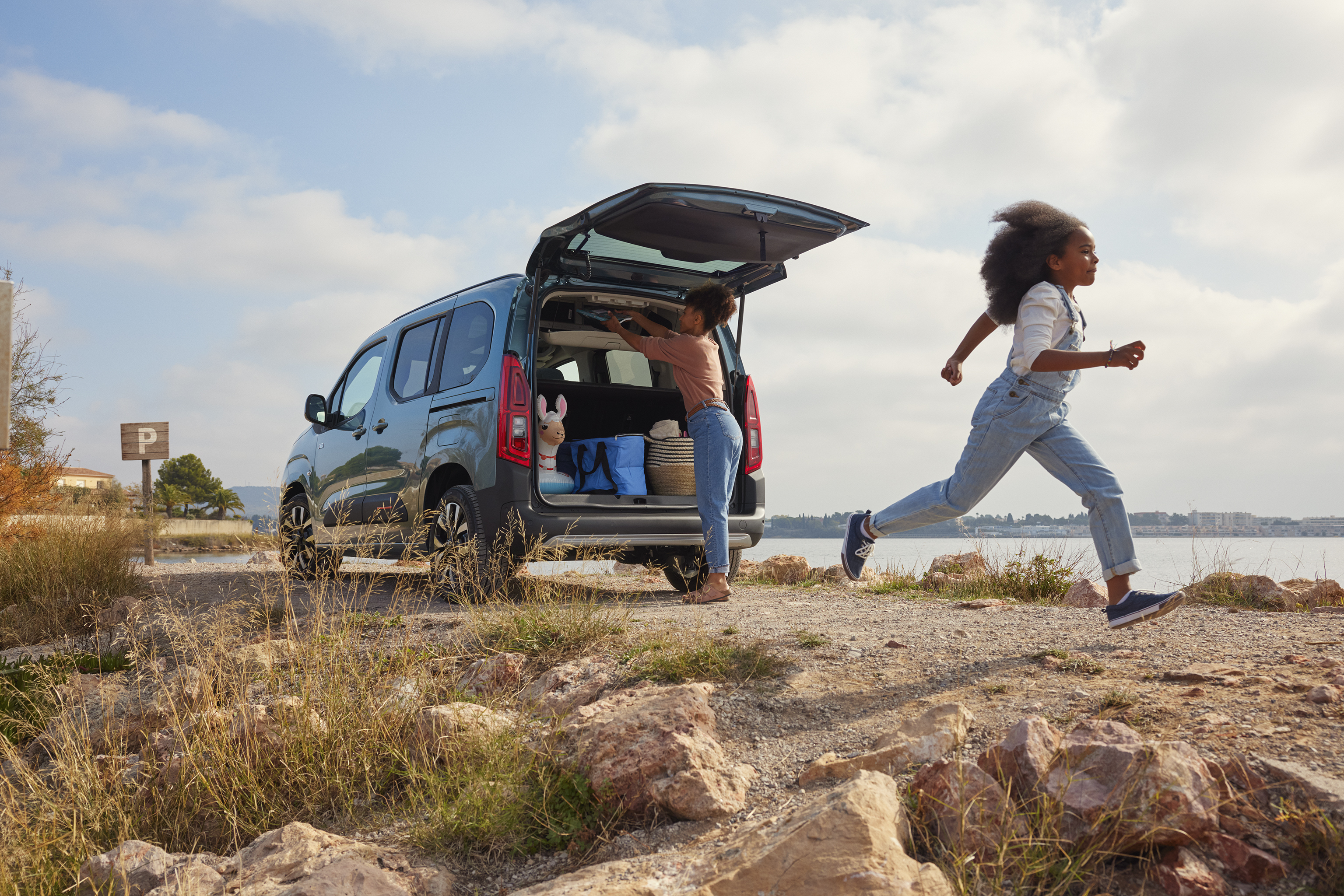 Citroën Berlingo 2024 : trois quarts arrière gauche hayon ouvert