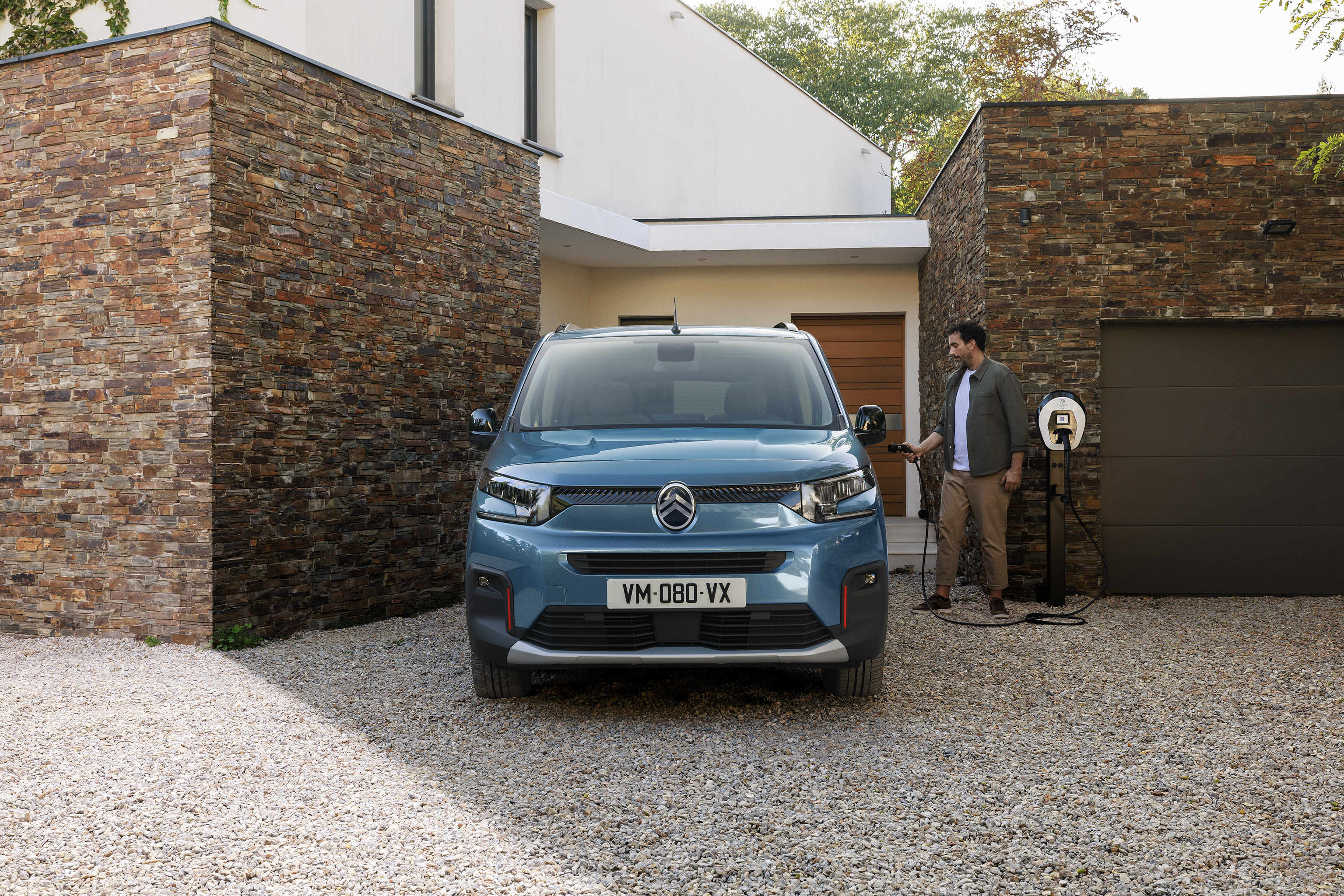 Citroën Berlingo 2024 : face avant statique en charge devant maison