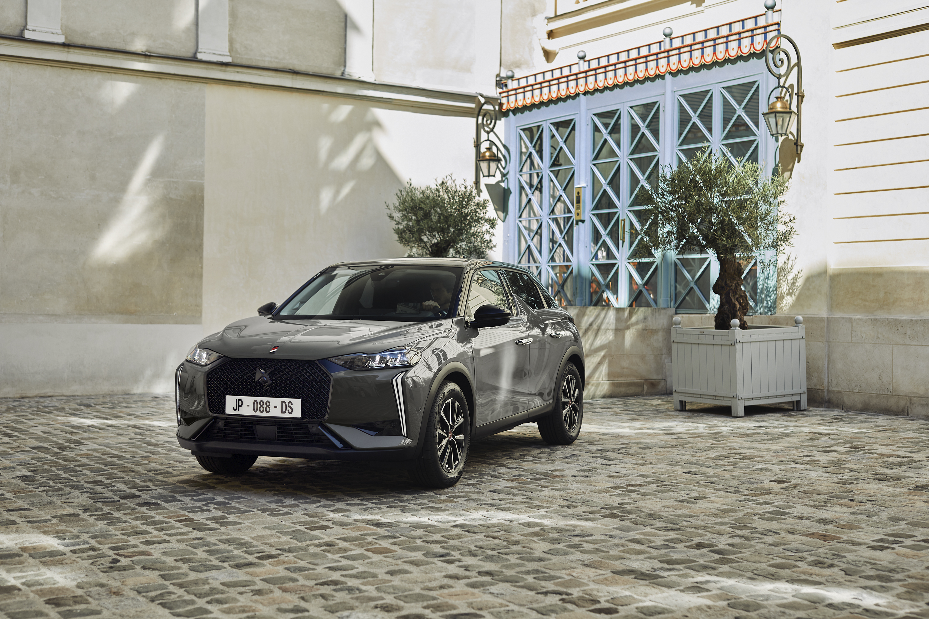 Nouvelle DS 3 2025 Performance Line : trois quarts avant gauche dans la cour d'un hôtel particulier