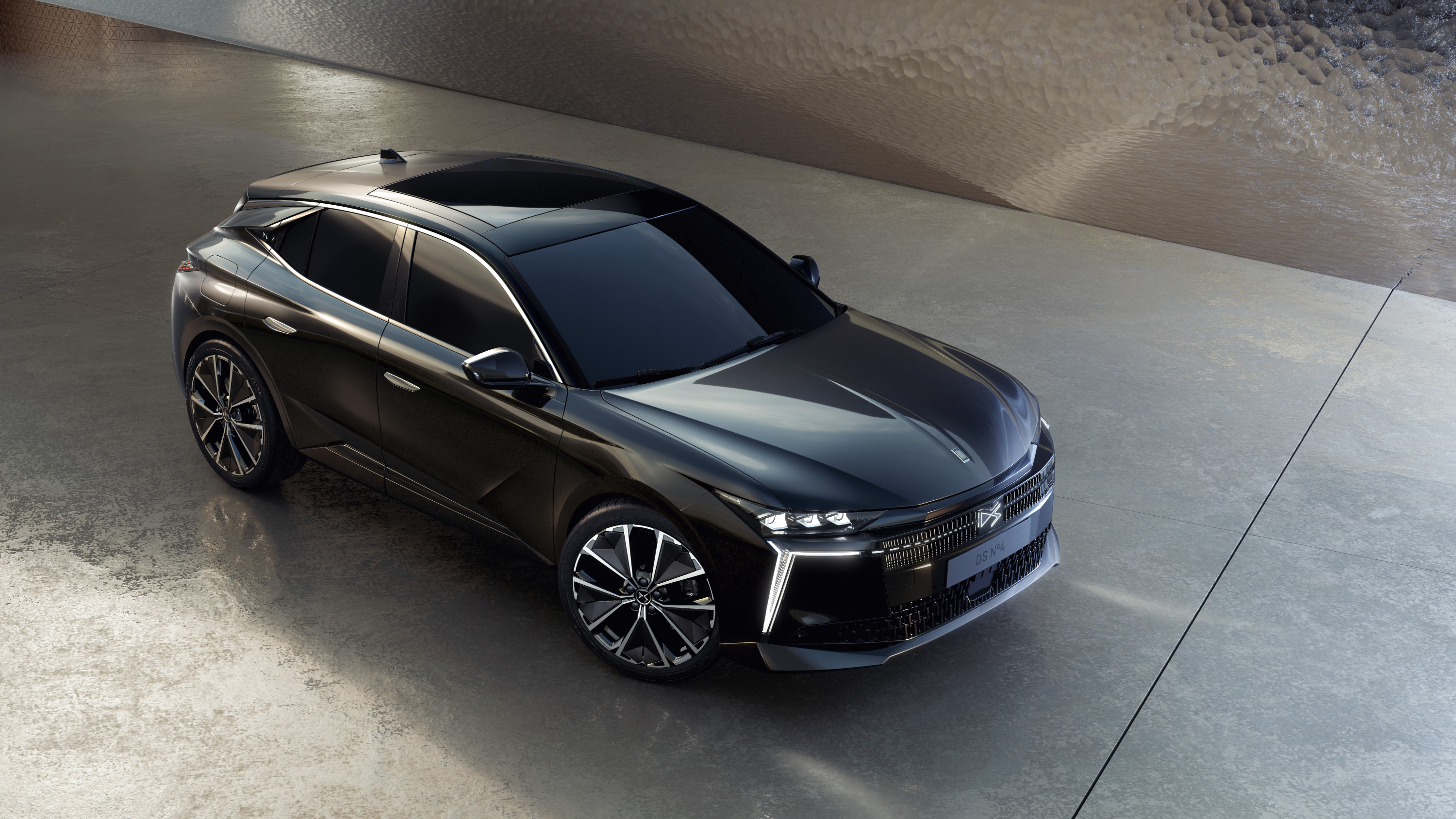 DS N°4 2025 noire : trois quarts avant droit statique en vue plongeante