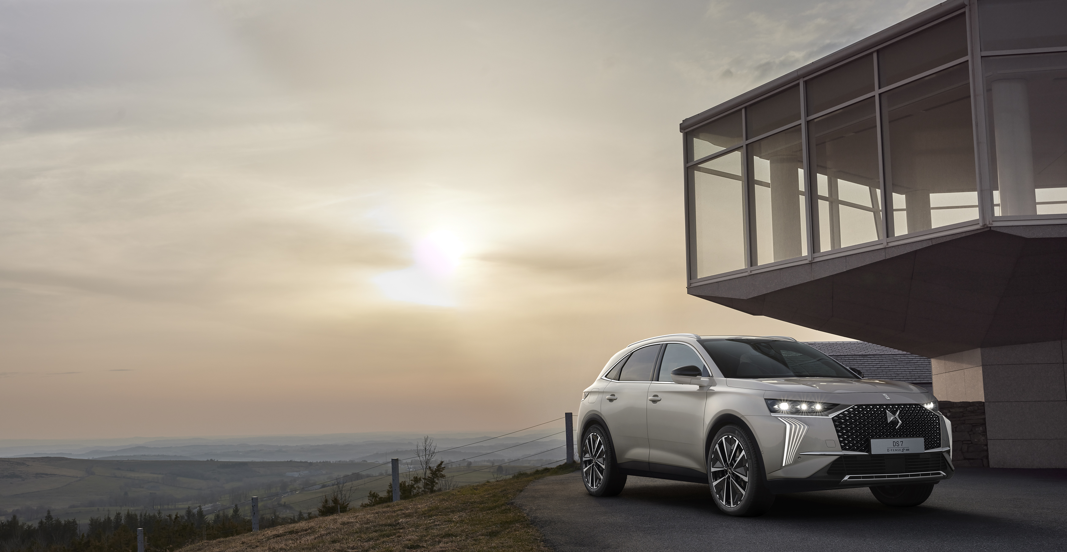 DS 7 2022 : vue trois quarts avant sur coucher de soleil