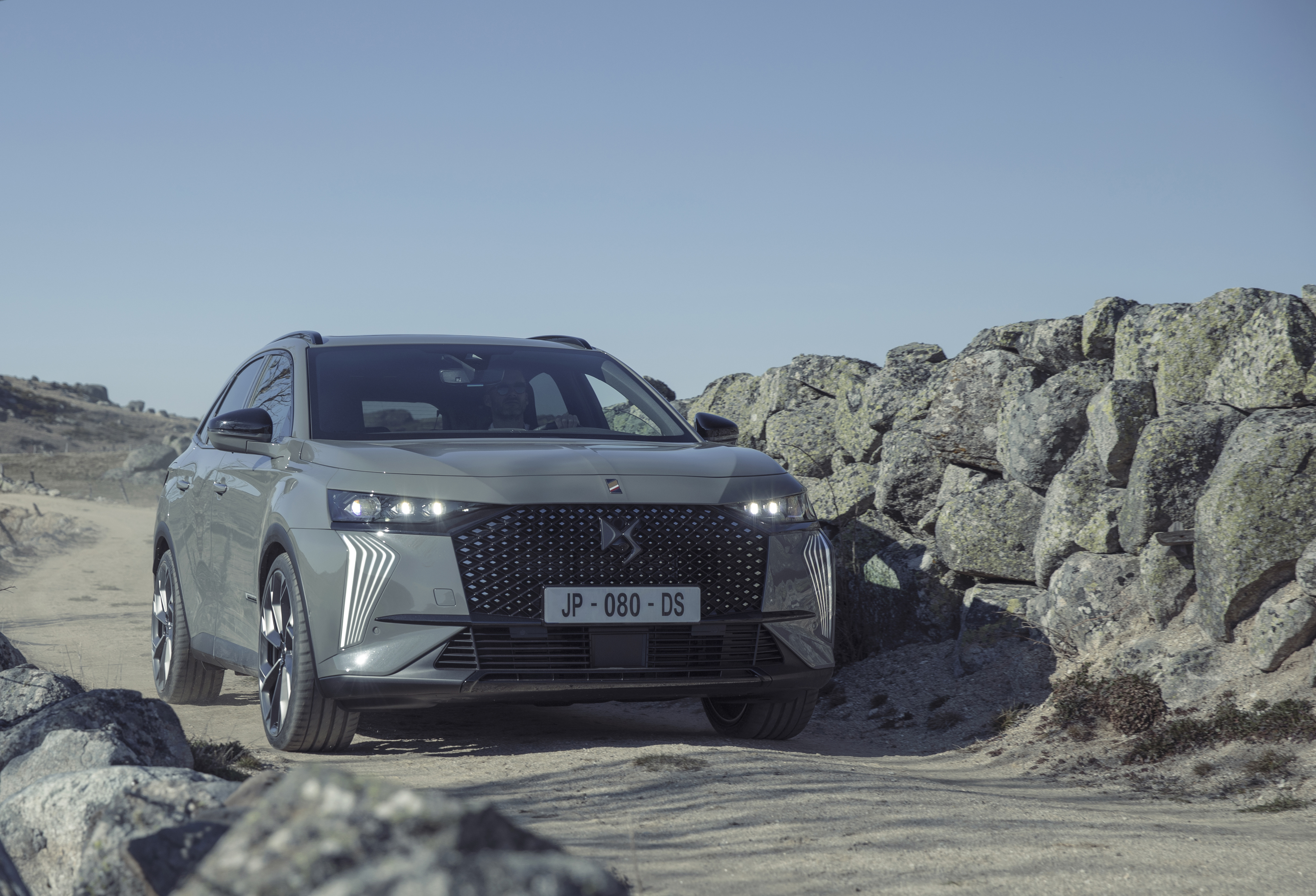 DS 7 2025 : face avant sur chemin privé