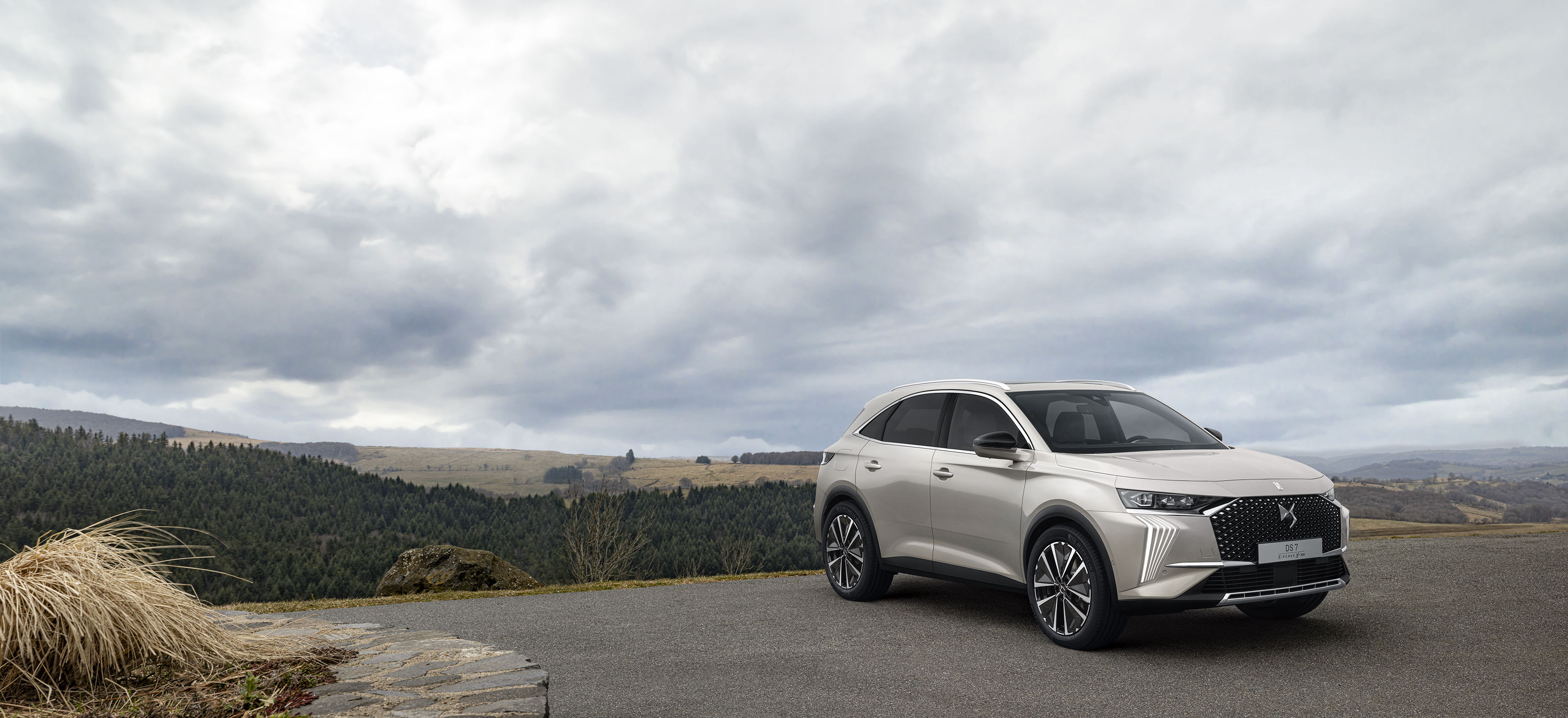 DS 7 2025 : vue trois quarts avant devant panorama