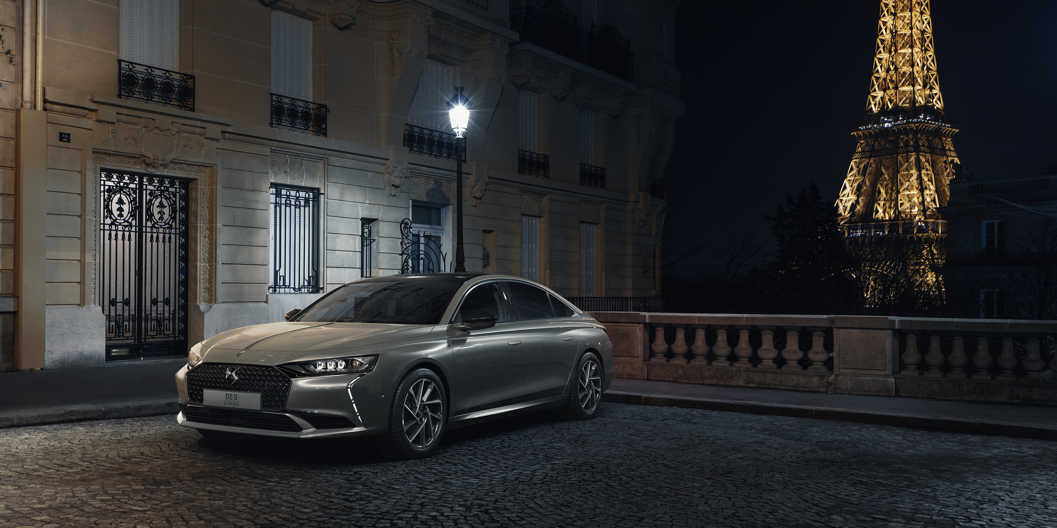 DS 9 garée devant la Tour Eiffel 