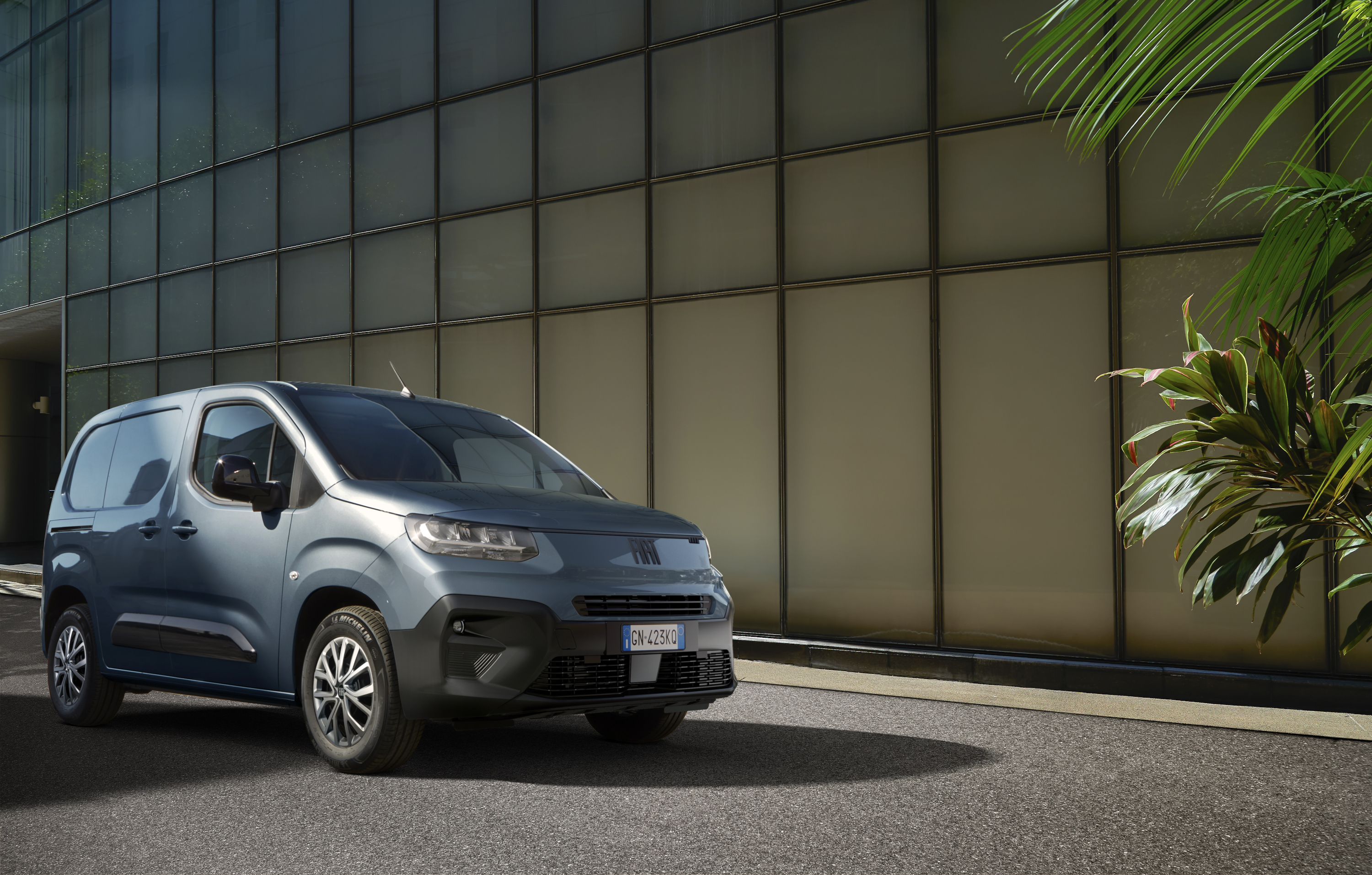 Fiat Doblo Cargo 2024 : trois quarts avant droit