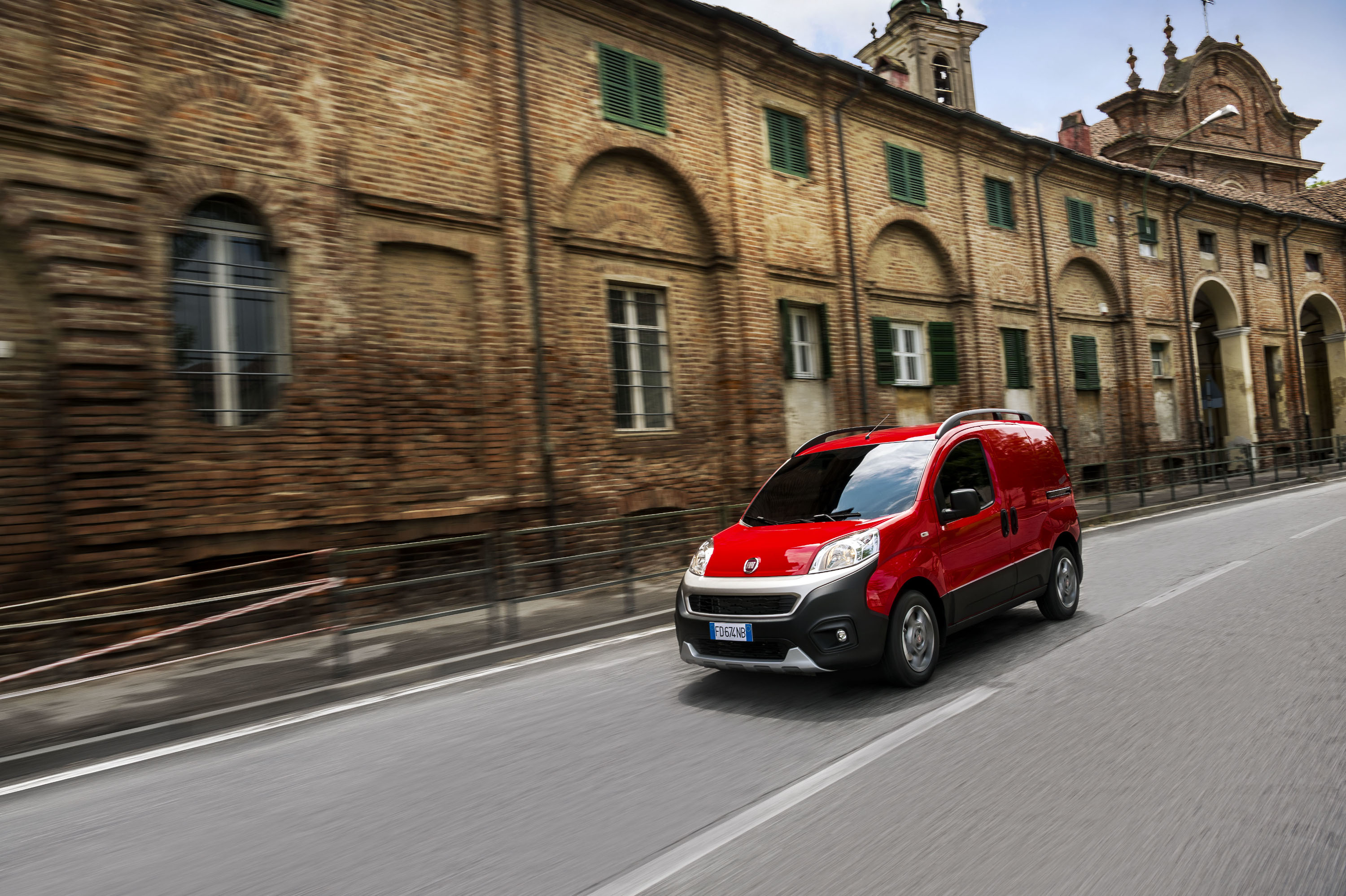 Fiat Fiorino rouge dans la rue