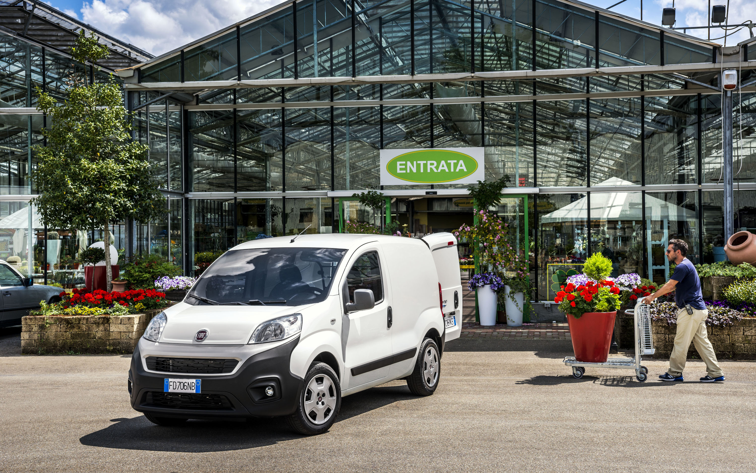 Fiat Fiorino blanc chargement devant une jardinerie