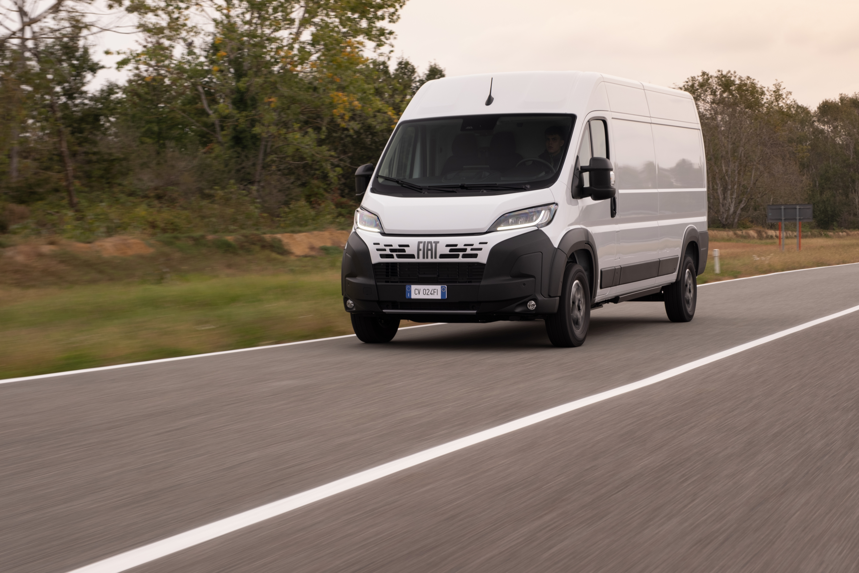 Fiat Ducato 2024 : trois quarts avant gauche sur route