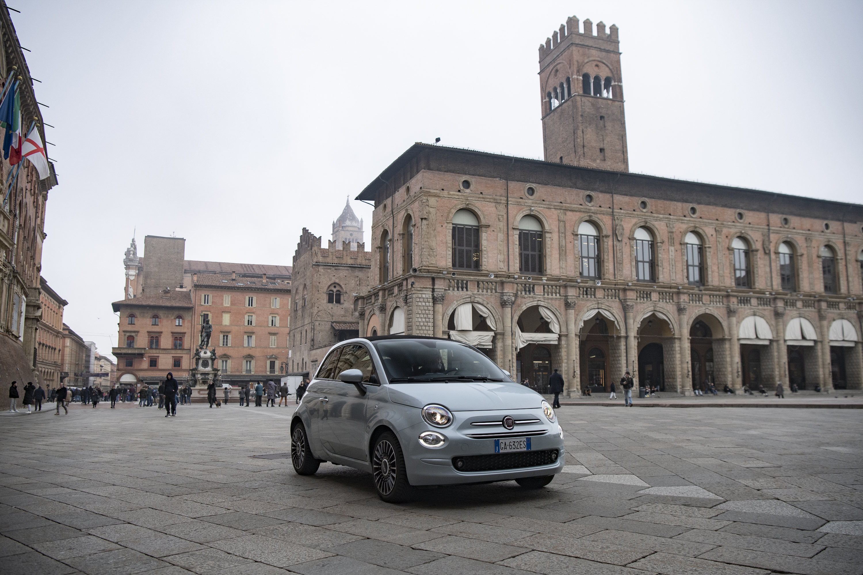 Fiat 500 Hybrid Cabrio sur une place