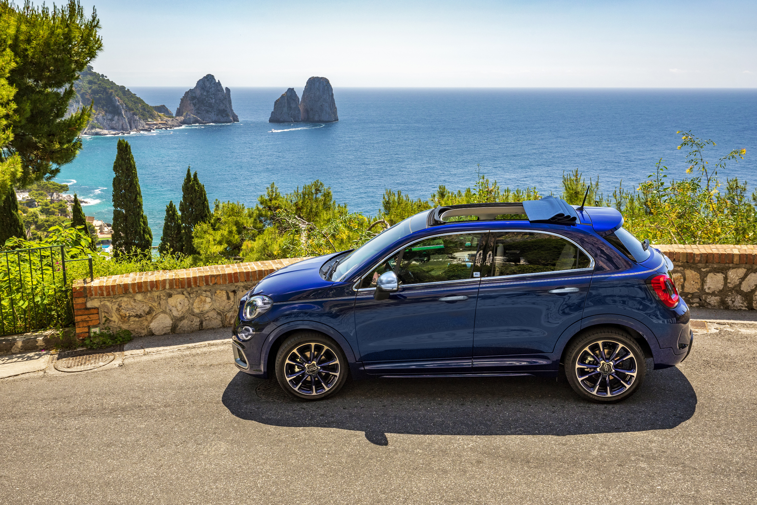 Fiat 500X DolceVita Yacht Club Capri : vue de profil avec vue sur mer