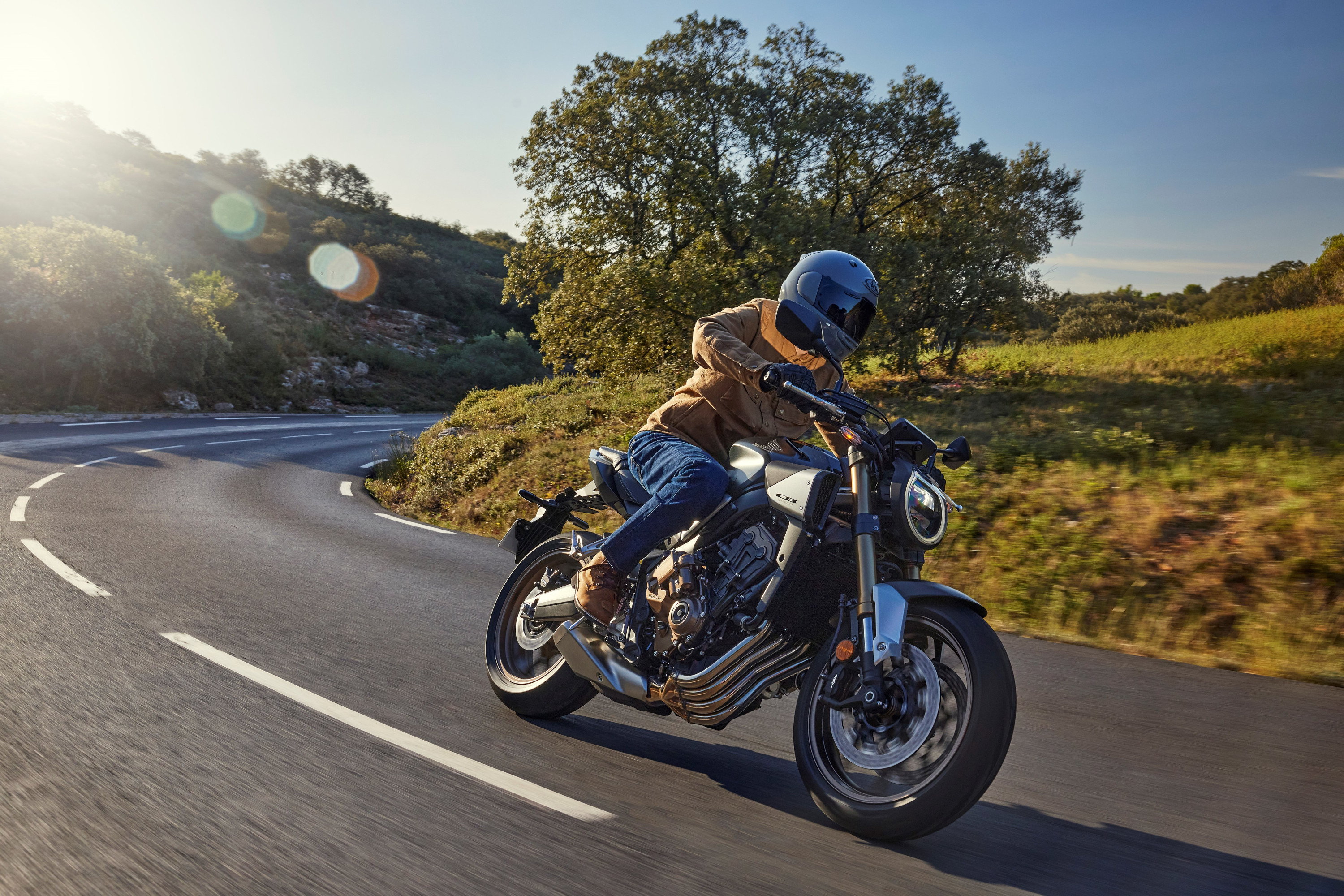 Honda CB650R 2024 : trois quarts avant droit en virage