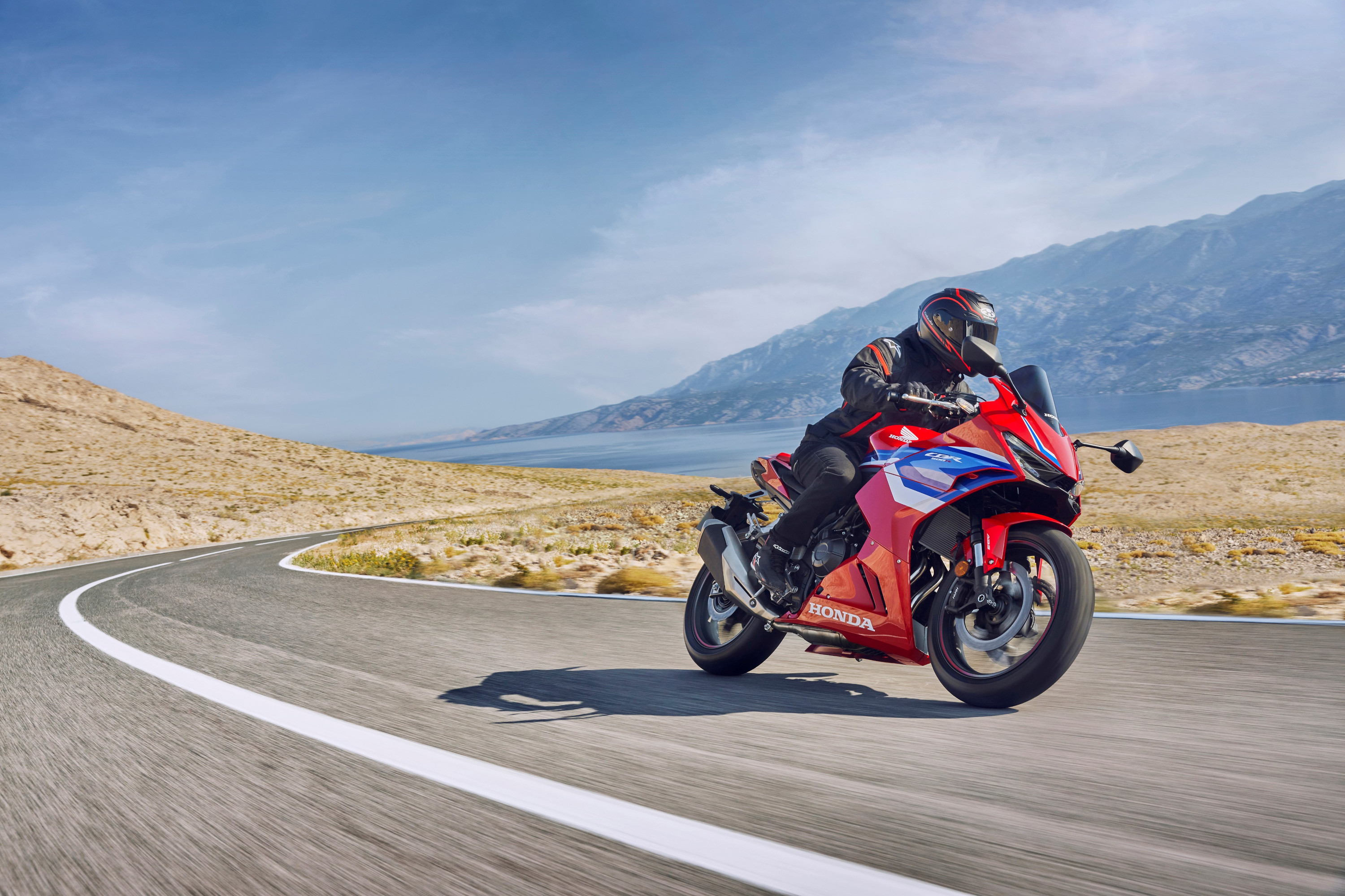 Honda CBR500R 2024 : trois quarts avant droit sur route dans le désert