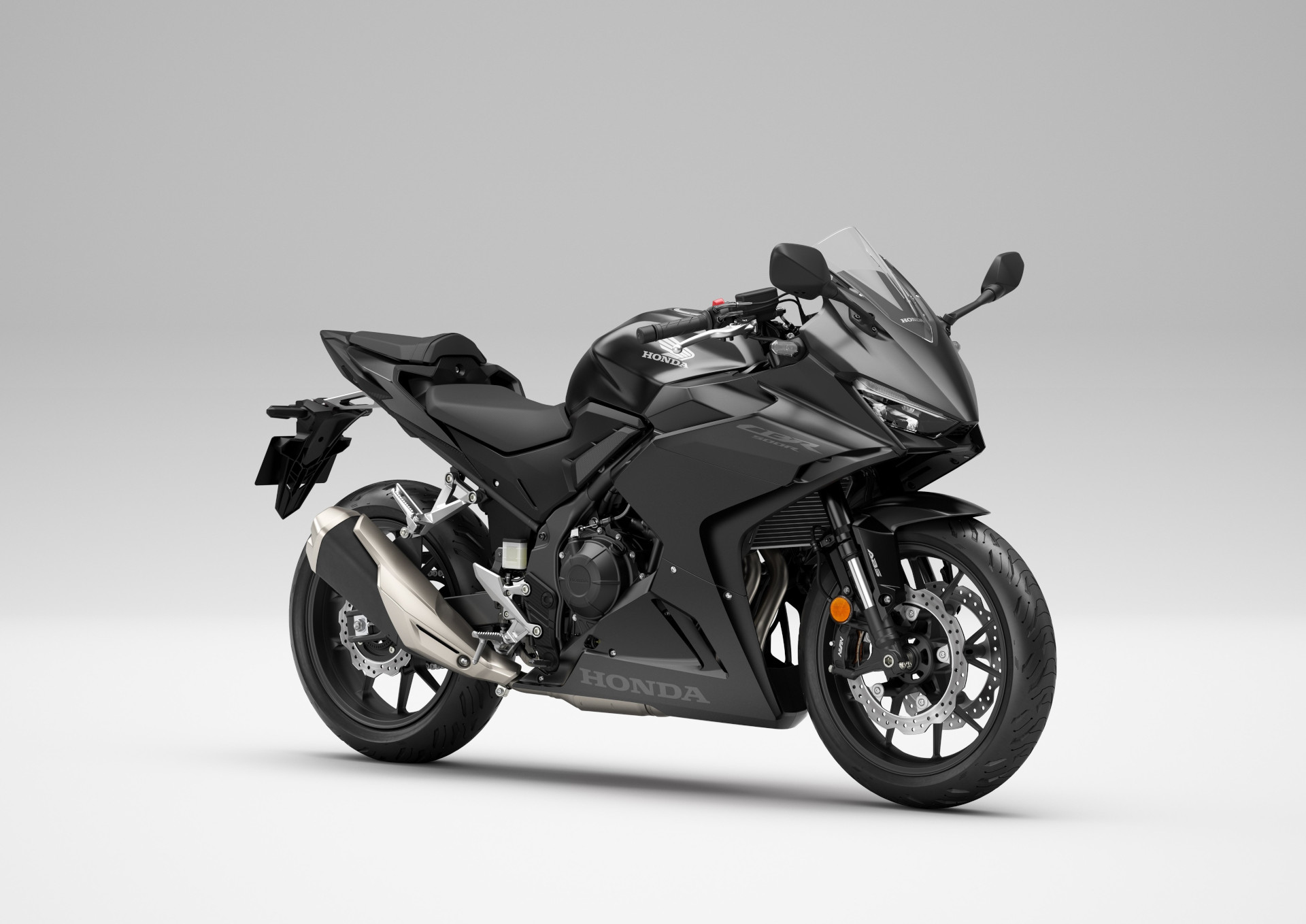 Honda CBR500R 2024 Noir Gunpowder mat métallisé : trois quarts avant