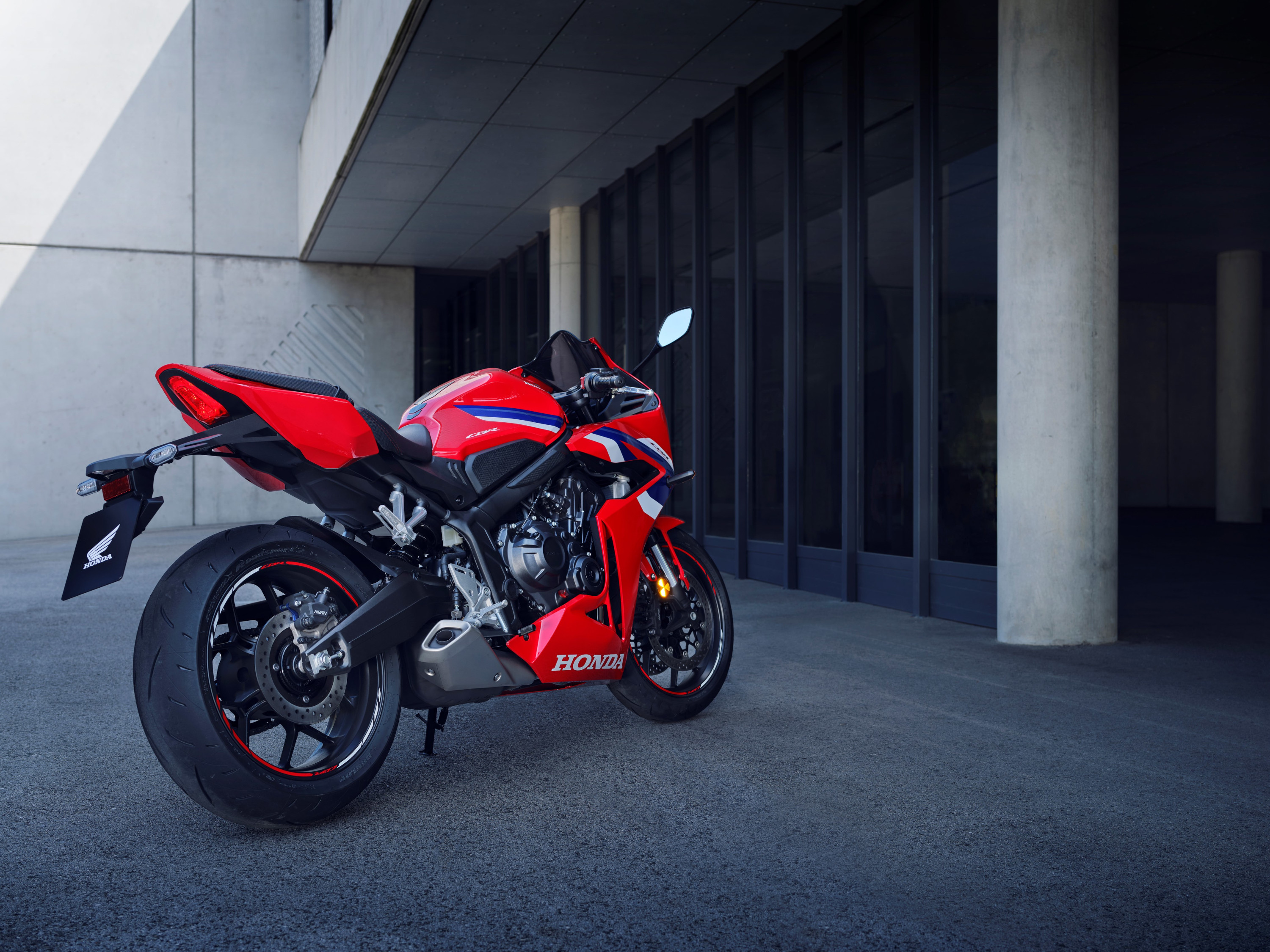 Honda CBR650R 2024 : trois quarts arrière droit statique devant un bâtiment