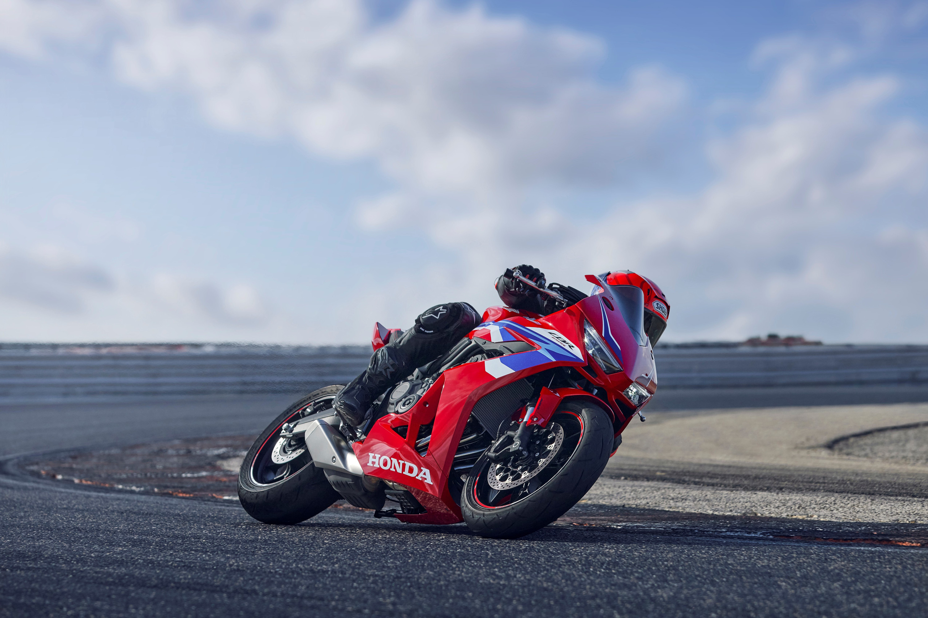 Honda CBR650R 2024 : trois quarts avant droit en virage sur circuit