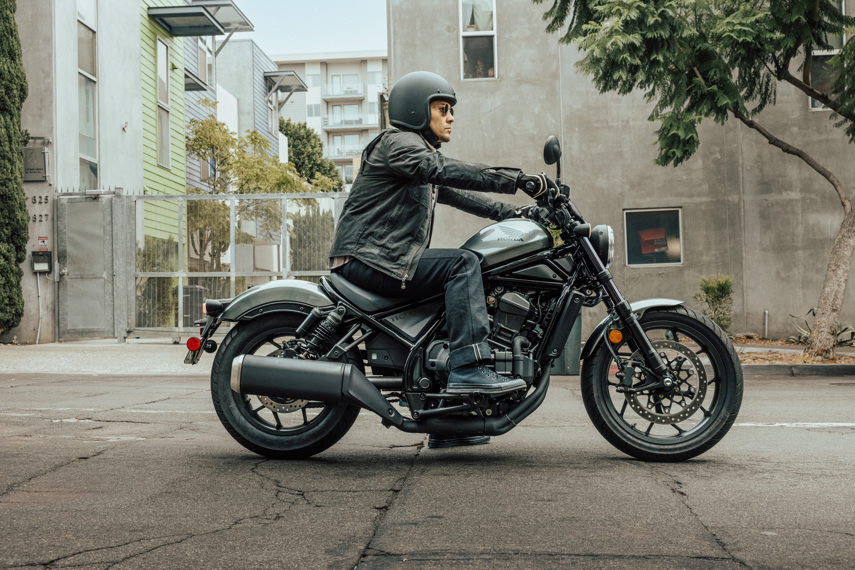 Honda Rebel CMX1100 2023 : profil droit dans la rue