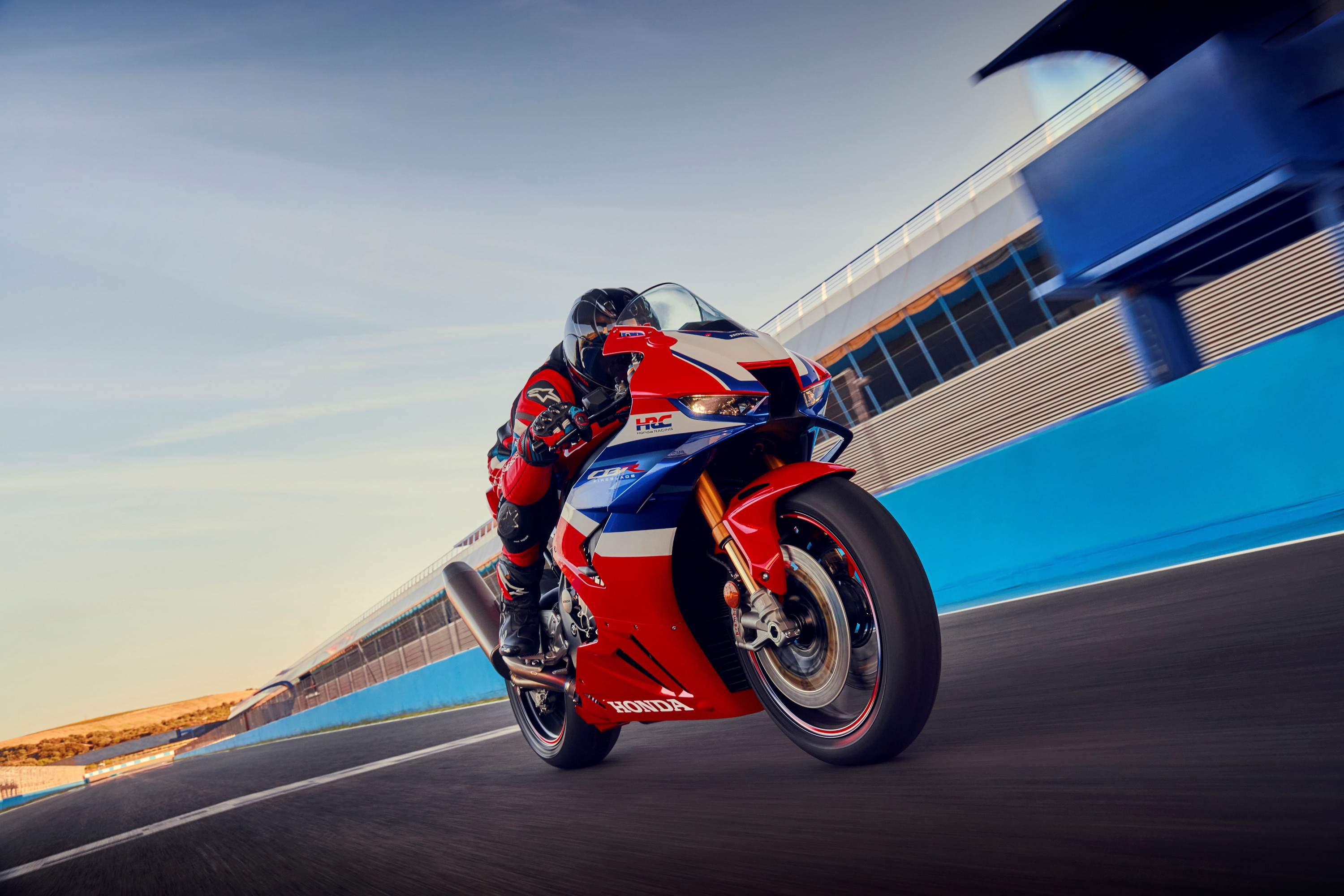 Honda Fireblade SP CBR1000RR-R 2024 : trois quarts avant droit sur circuit