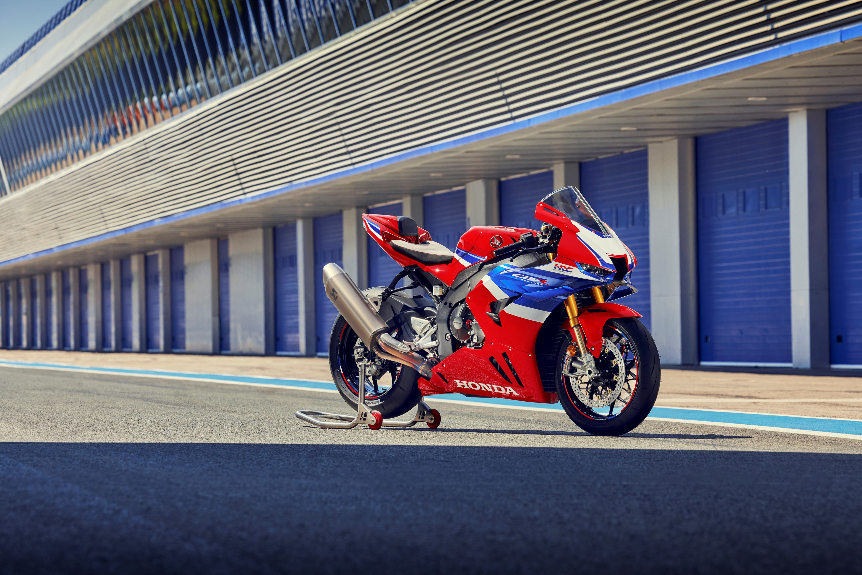 Honda Fireblade SP CBR1000RR-R 2024 : trois quarts avant droit statique sur la ligne des stands