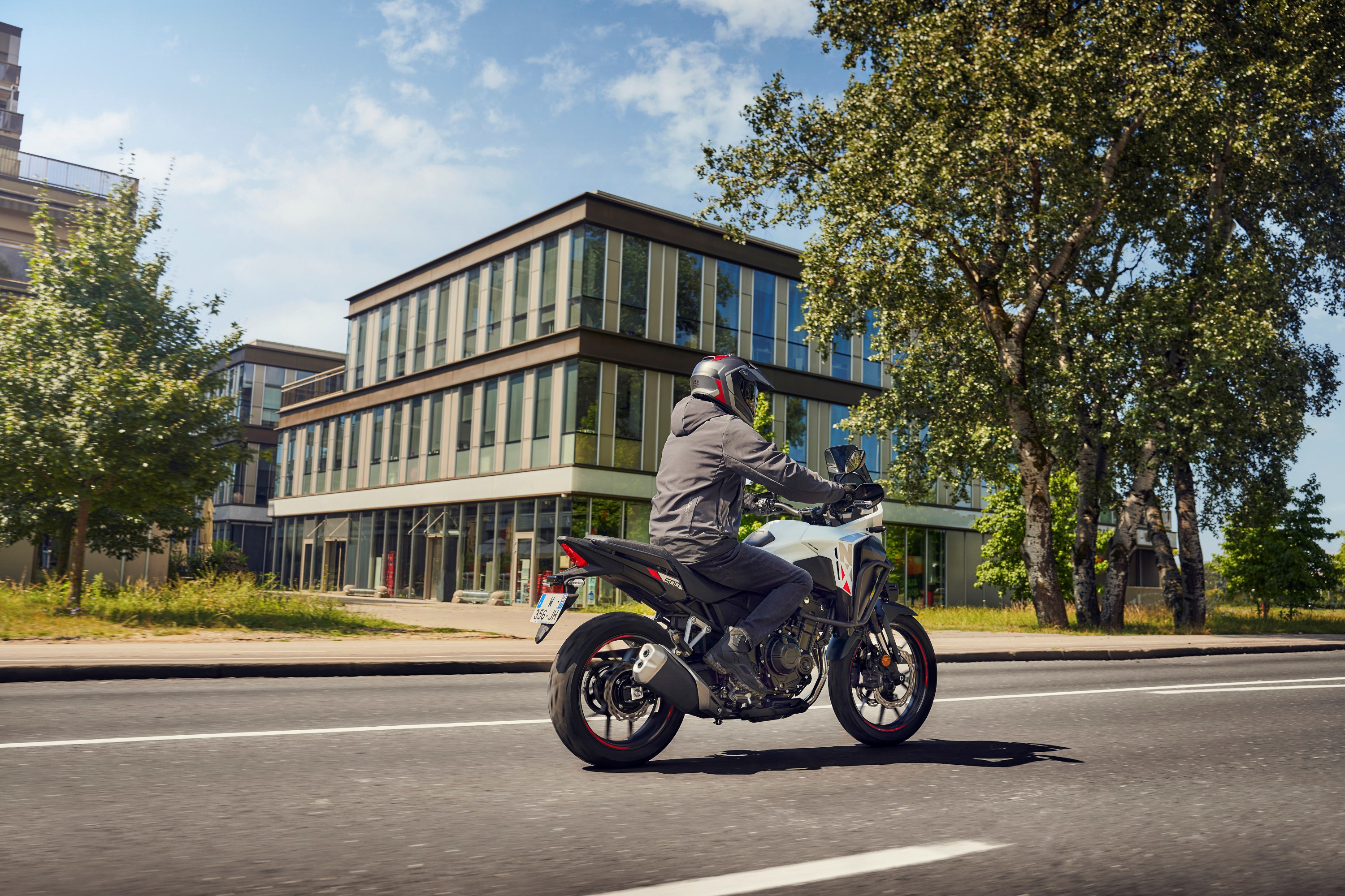 Honda NX500 2024 : trois quarts arrière droit sur route