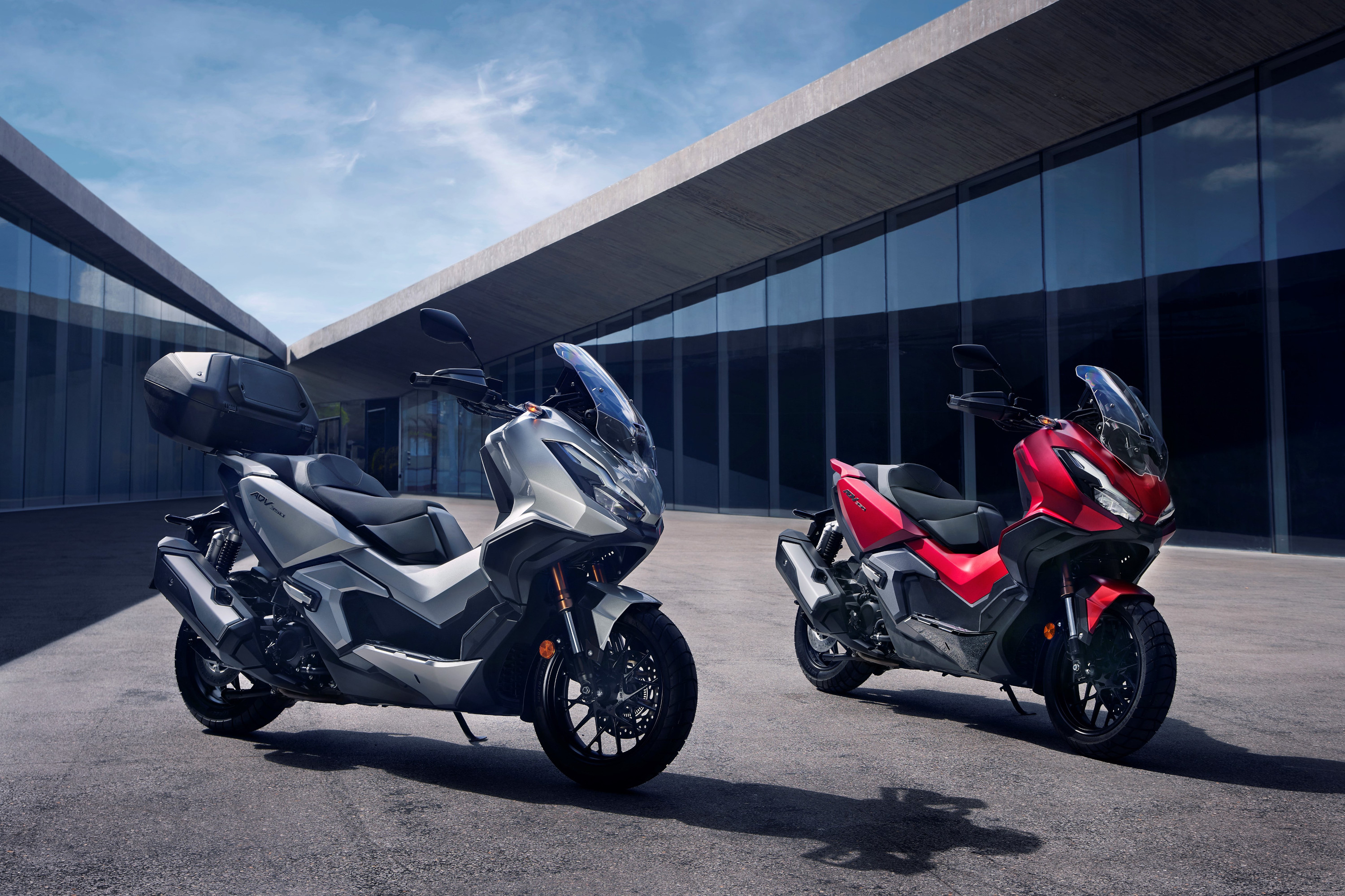 Honda ADV 350 2022 : gris et rouge