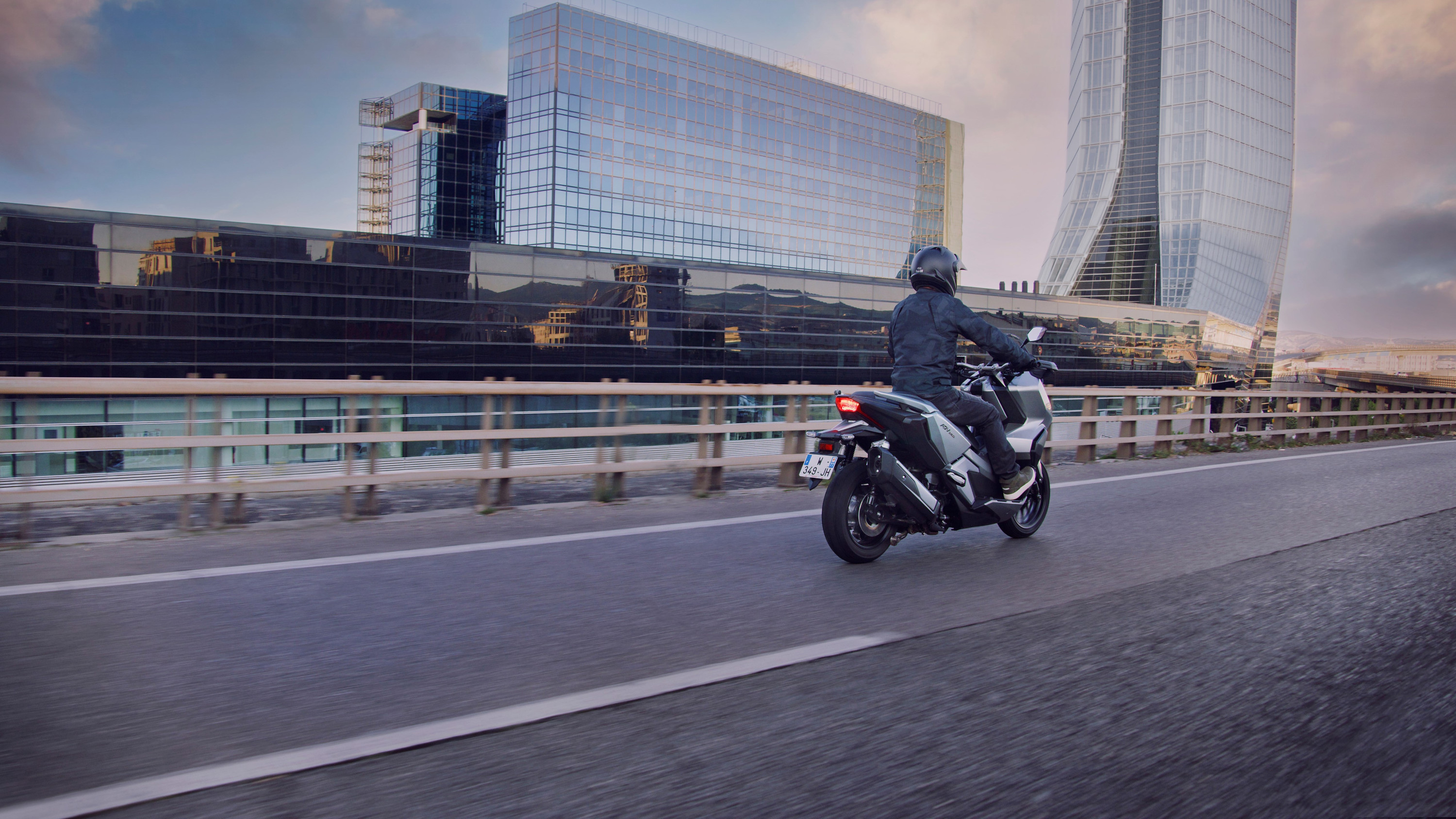 Honda ADV 350 2022 : trois quarts arrière droit sur la route