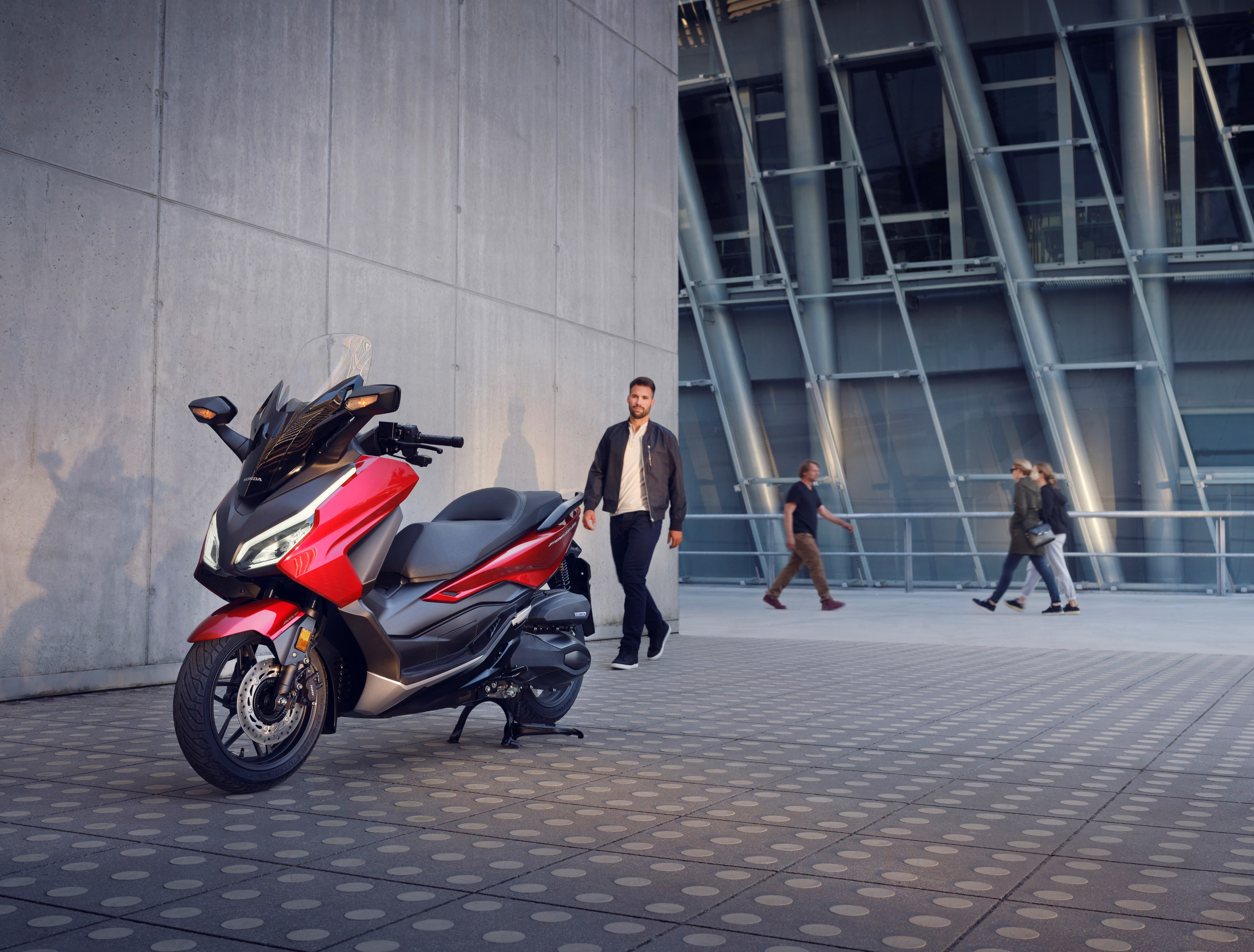 Honda Forza 350 2023 : trois quarts avant gauche statique