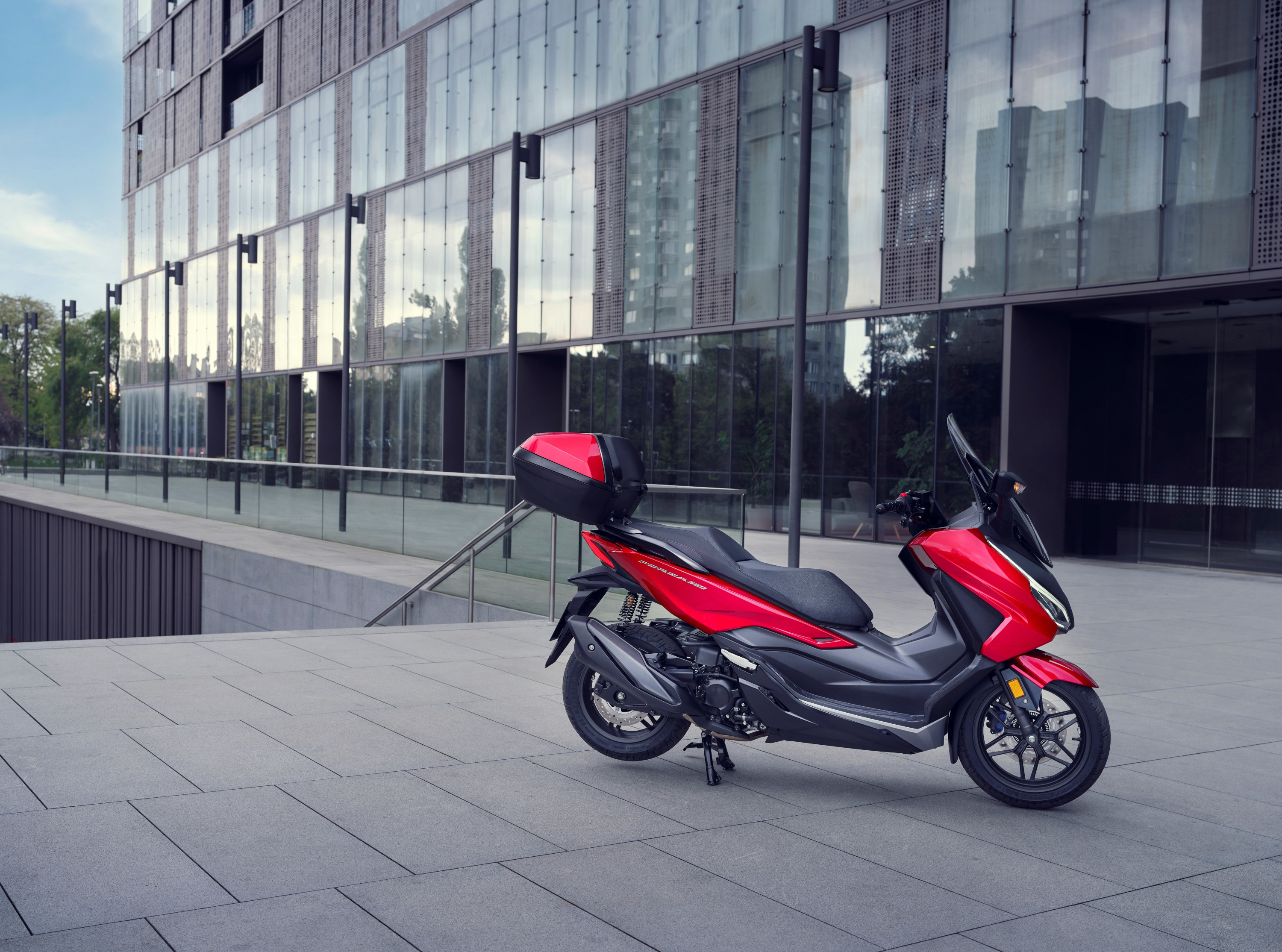 Honda Forza 350 2023 : profil droit devant des bureaux