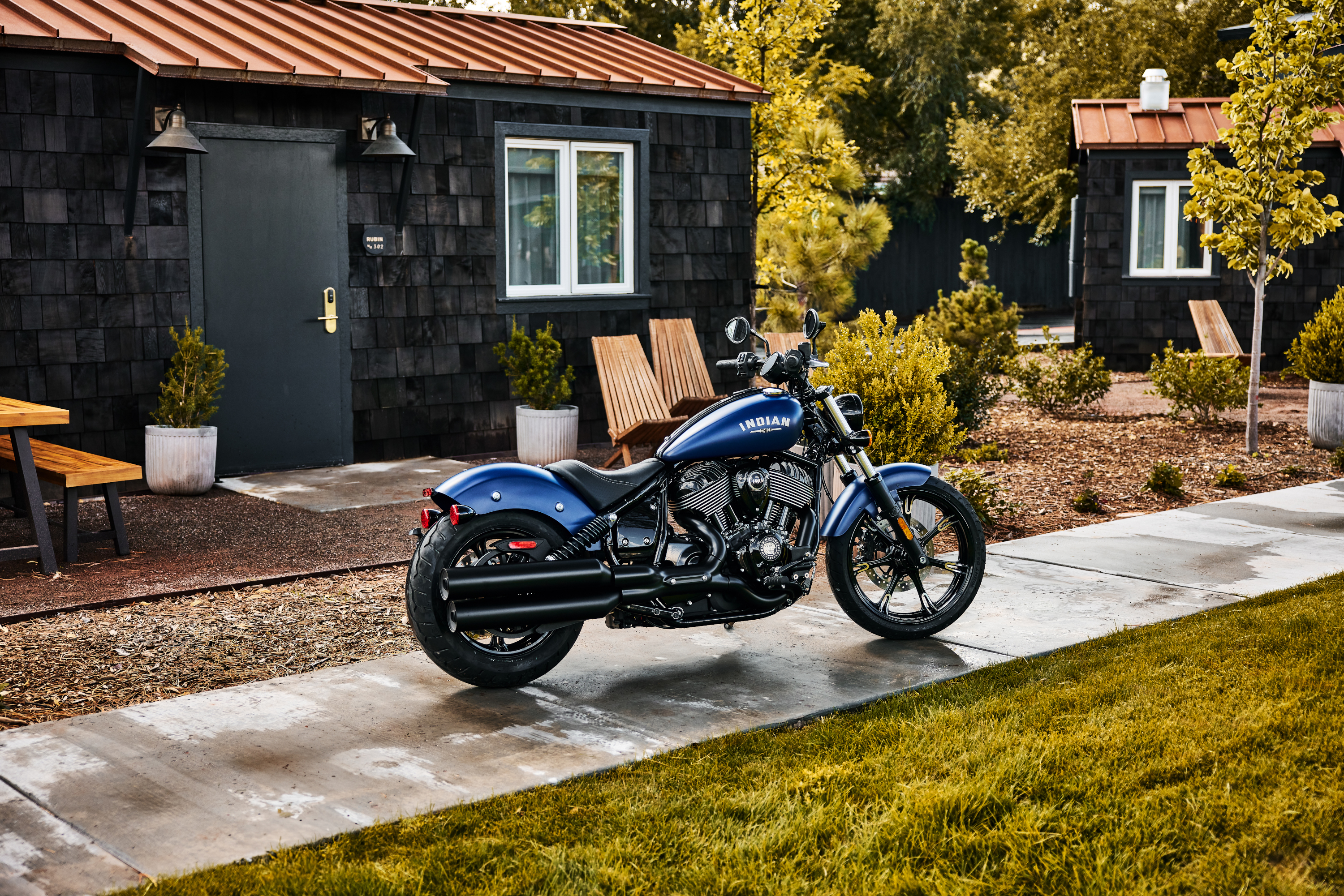 Indian Chief Dark Horse 2025 : profil droit statique devant maison