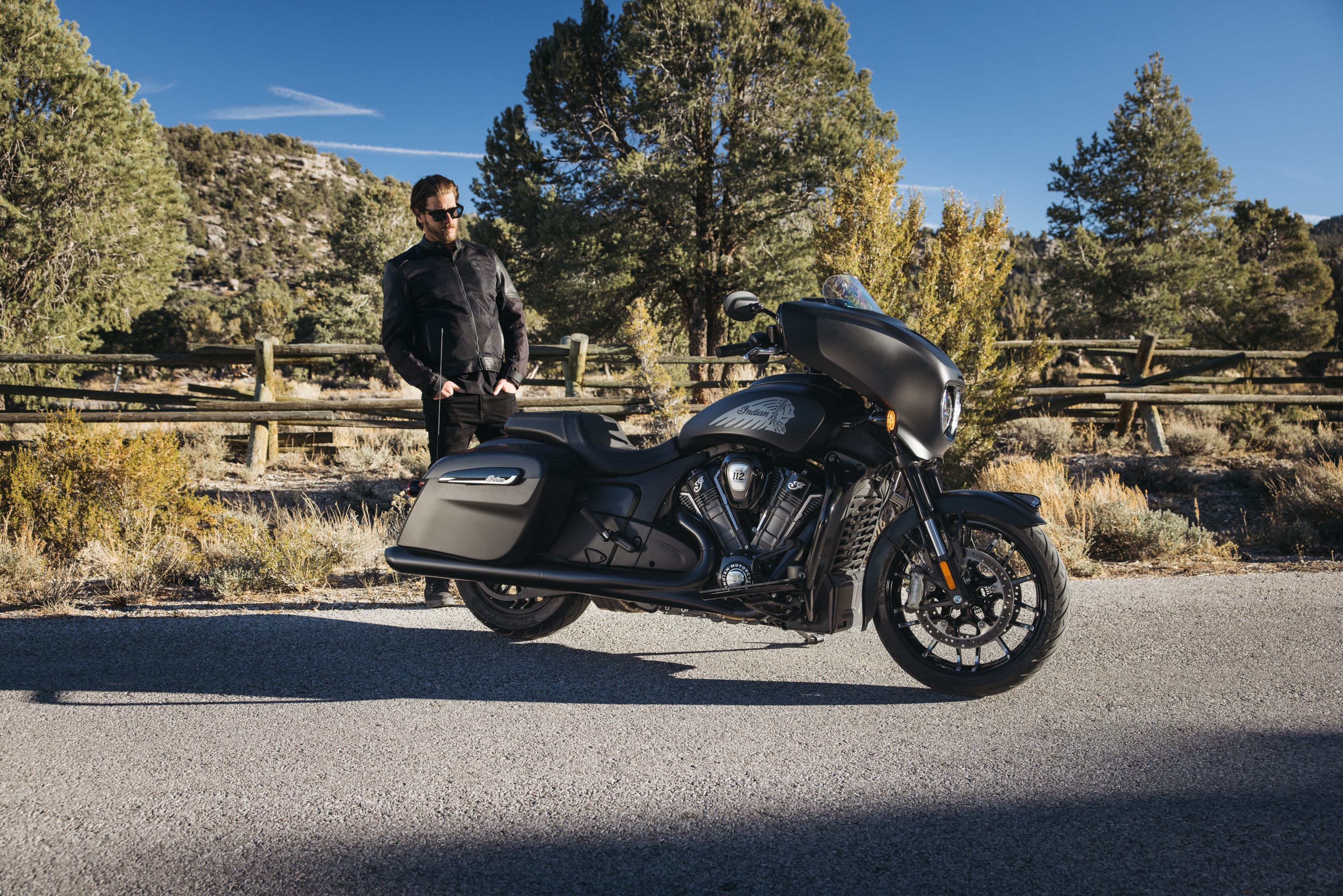 Indian Chieftain Powerplus Dark Horse 2025 : trois quarts avant droit statique avec modèle