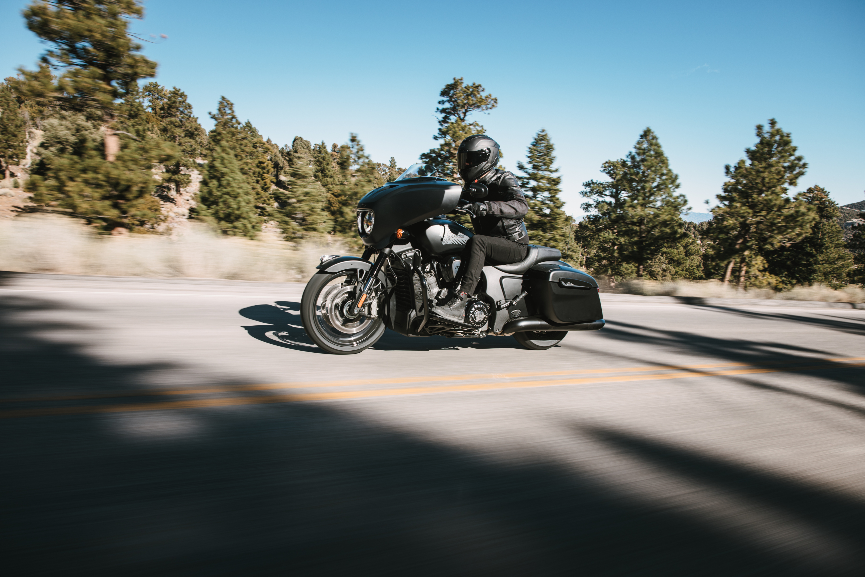 Indian Chieftain Powerplus Dark Horse 2025 : profil gauche sur route