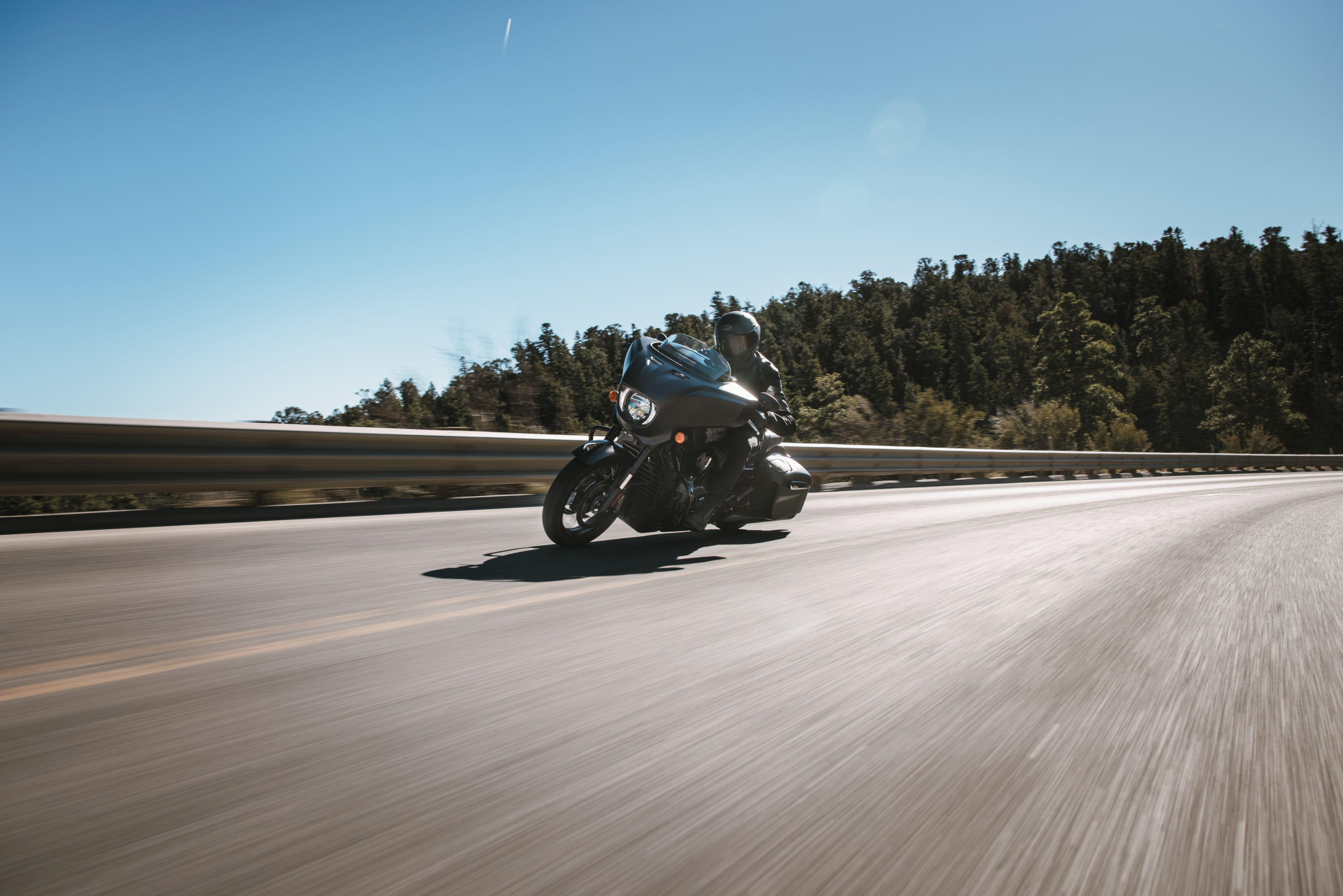 Indian Chieftain Powerplus Dark Horse 2025 : trois quarts avant gauche sur route en virage à gauche