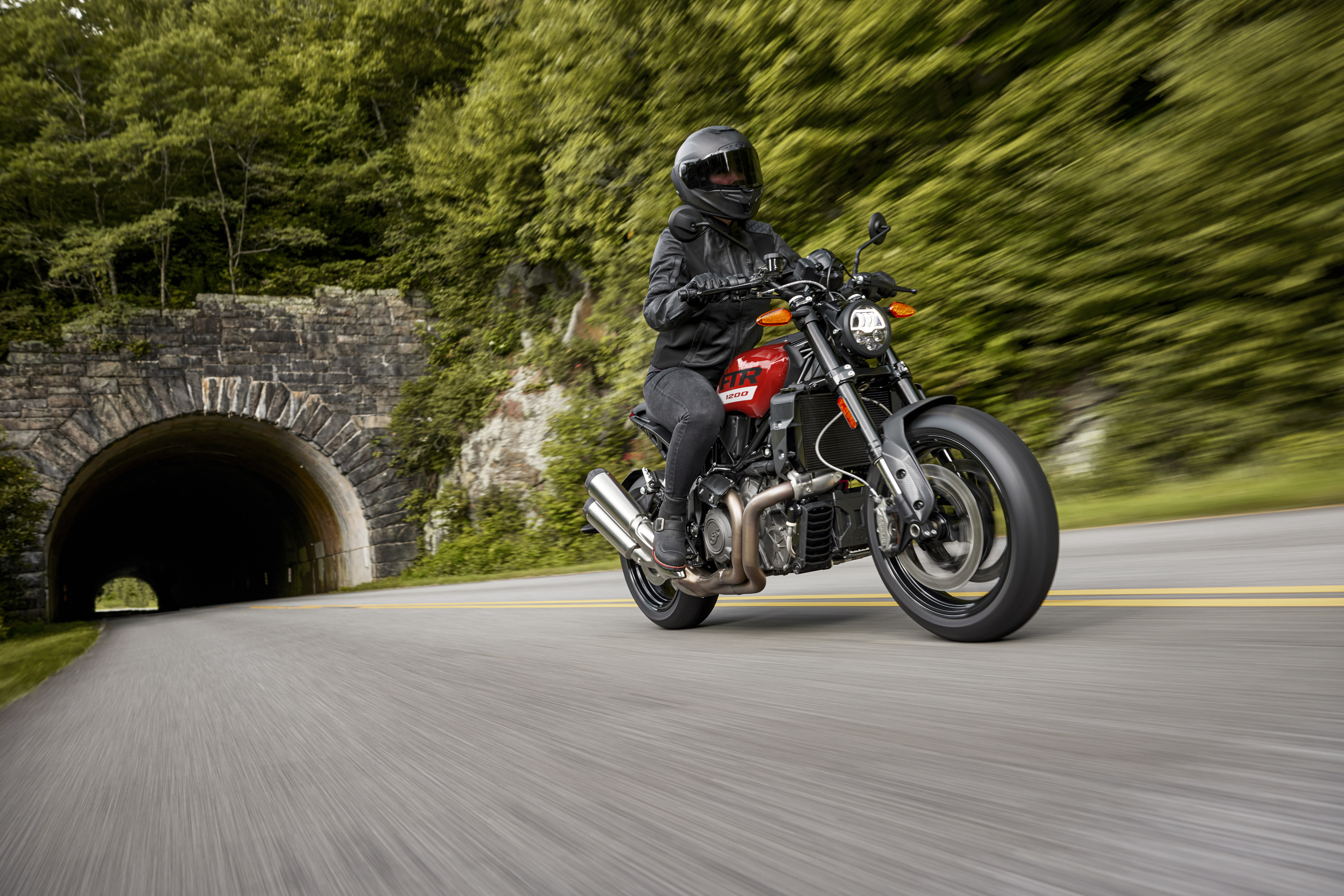 Indian FTR 2024 : trois quarts avant droit sur route