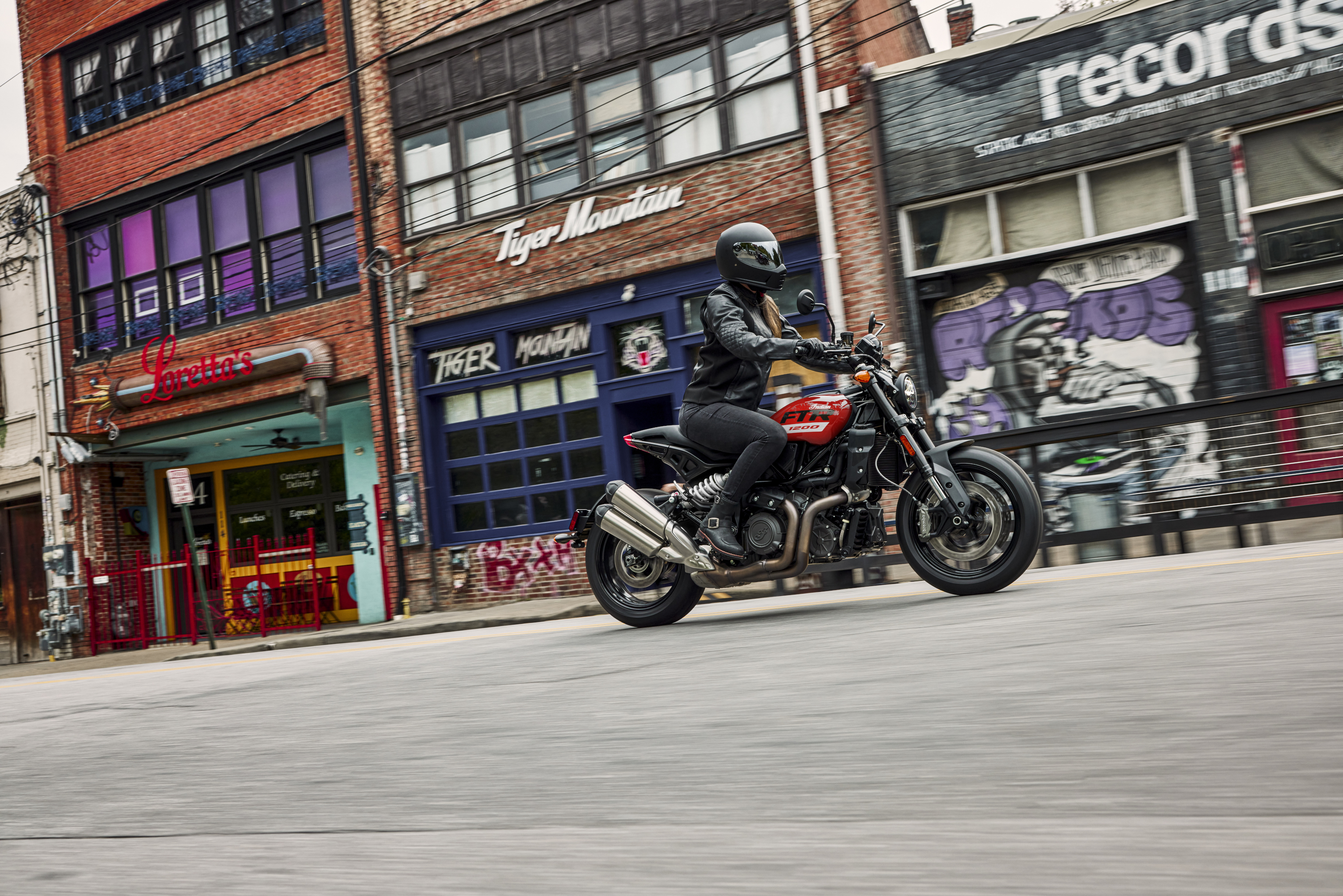 Indian FTR 2024 : profil droit sur route