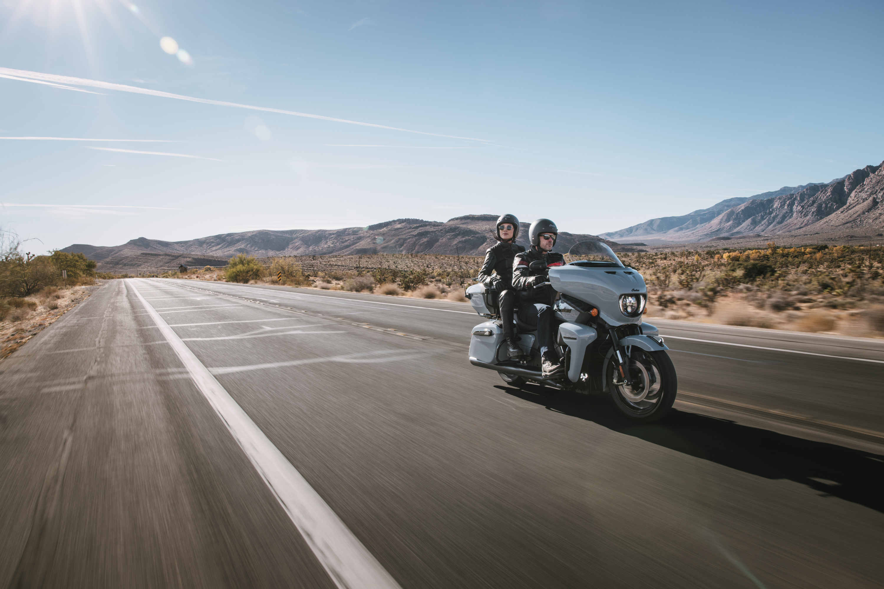 Indian Roadmaster Powerplus Dark Horse 2025 : trois quarts avant droit sur route