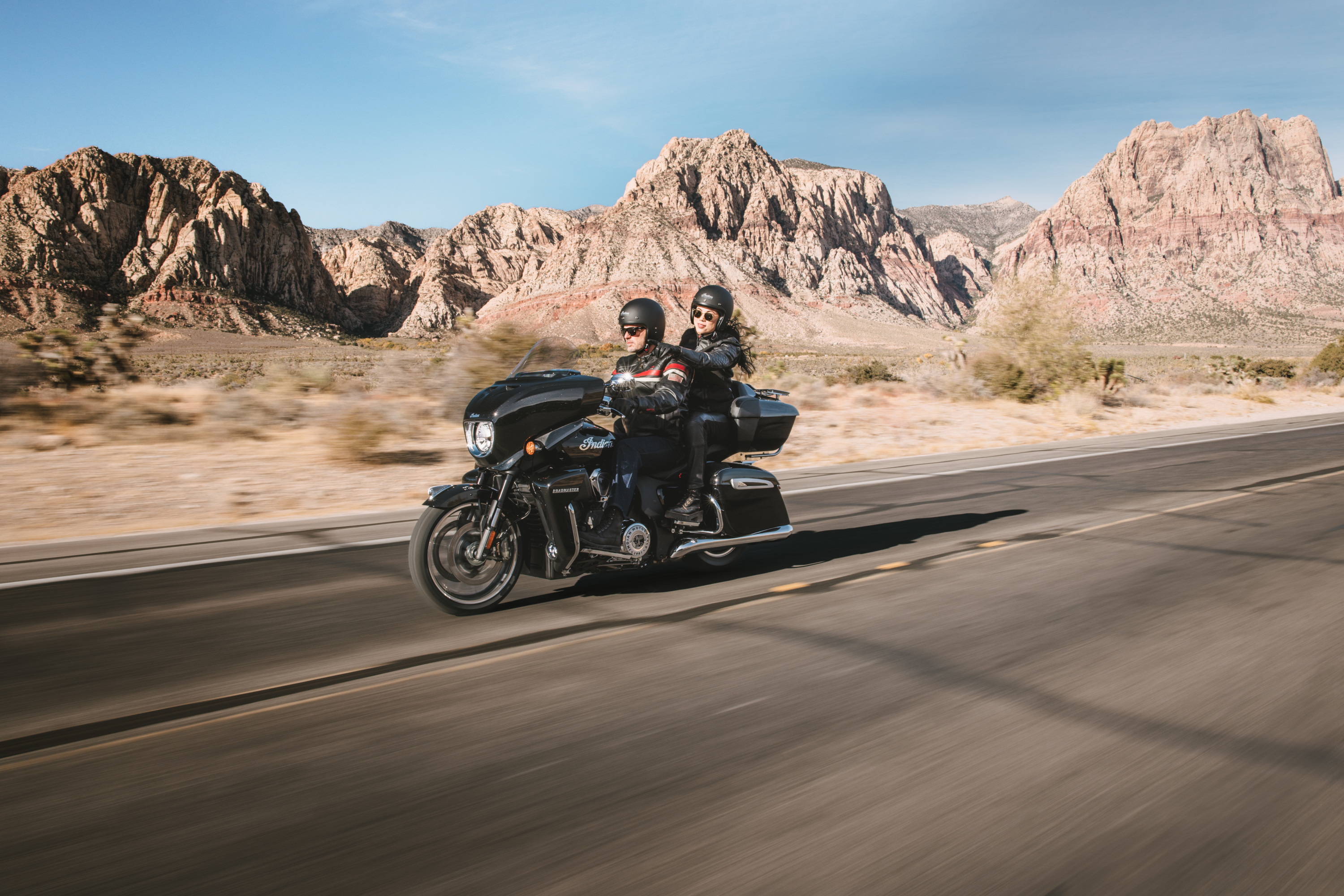 Indian Roadmaster Powerplus Limited 2025 : trois quarts avant gauche sur route