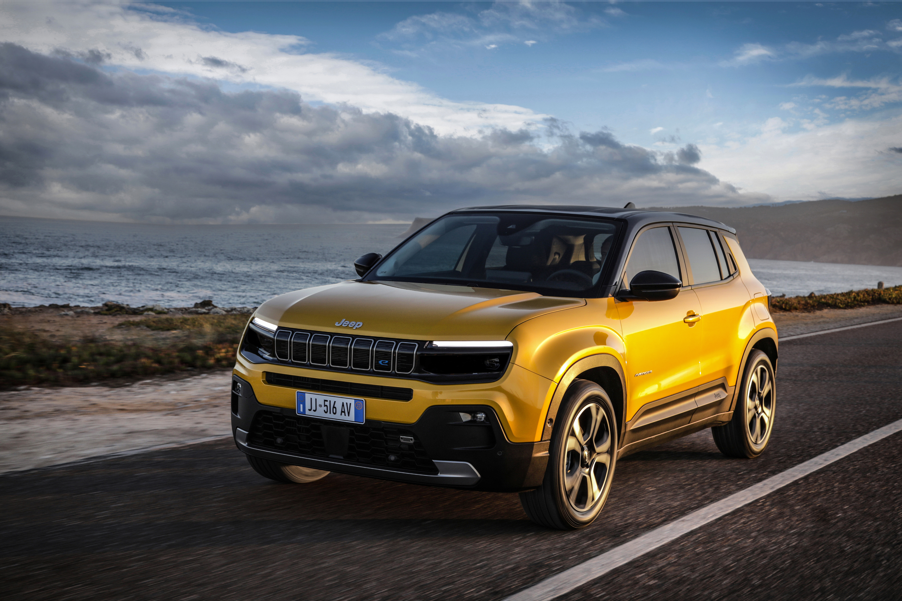 Jeep Avenger 2022 : trois quarts avant gauche sur route en bord de mer