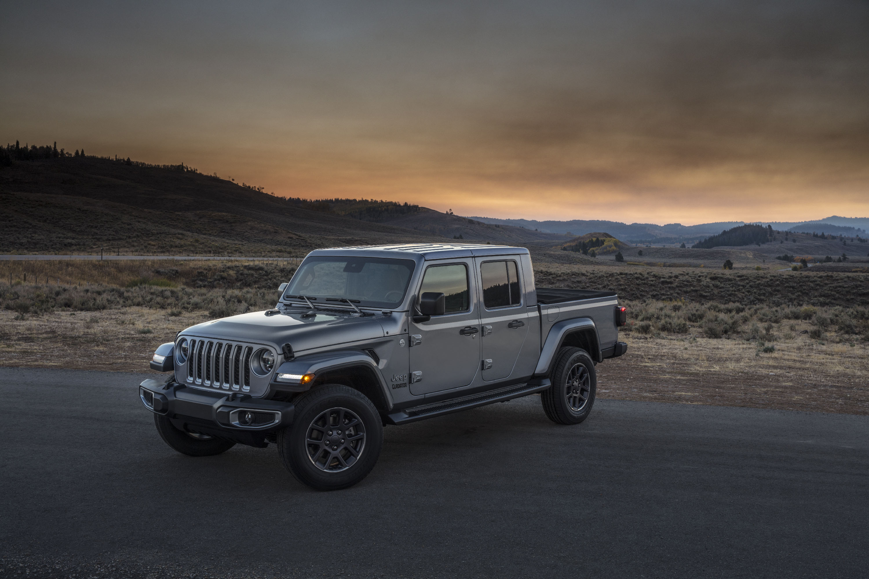 Jeep Gladiator 2022 : Trois quart avant droit en plan large 