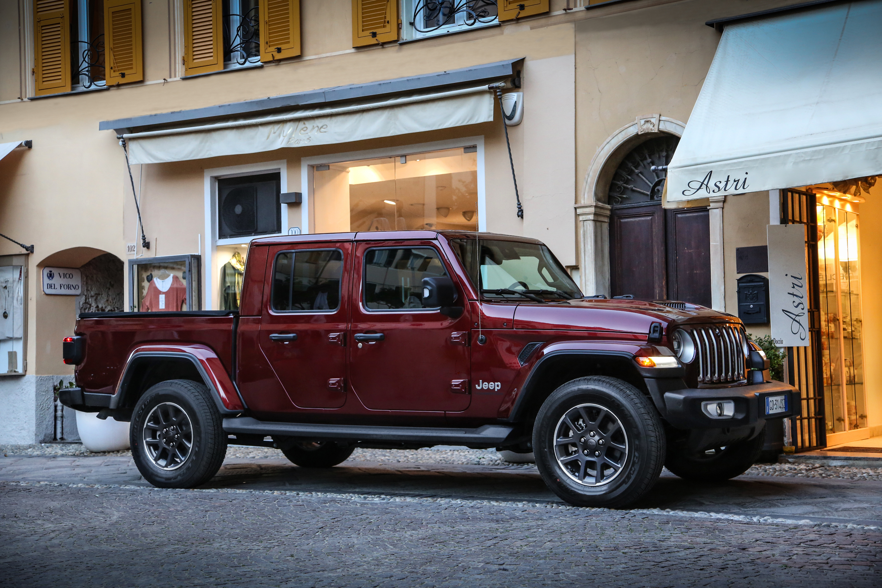 Jeep Gladiator 2022 : rouge en centre ville