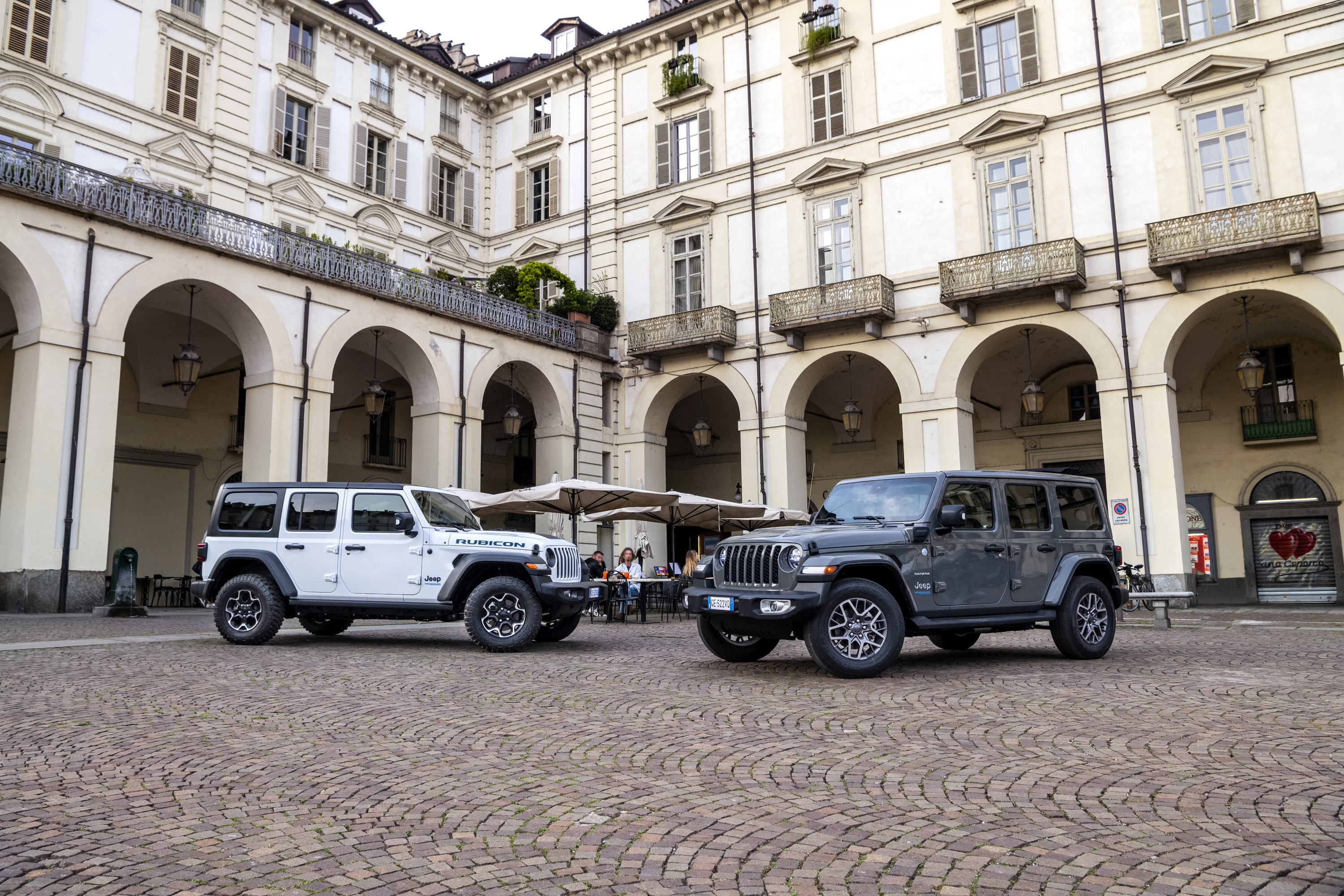 Jeep Wrangler 4xe 2022 : Rubicon et Sahara en ville