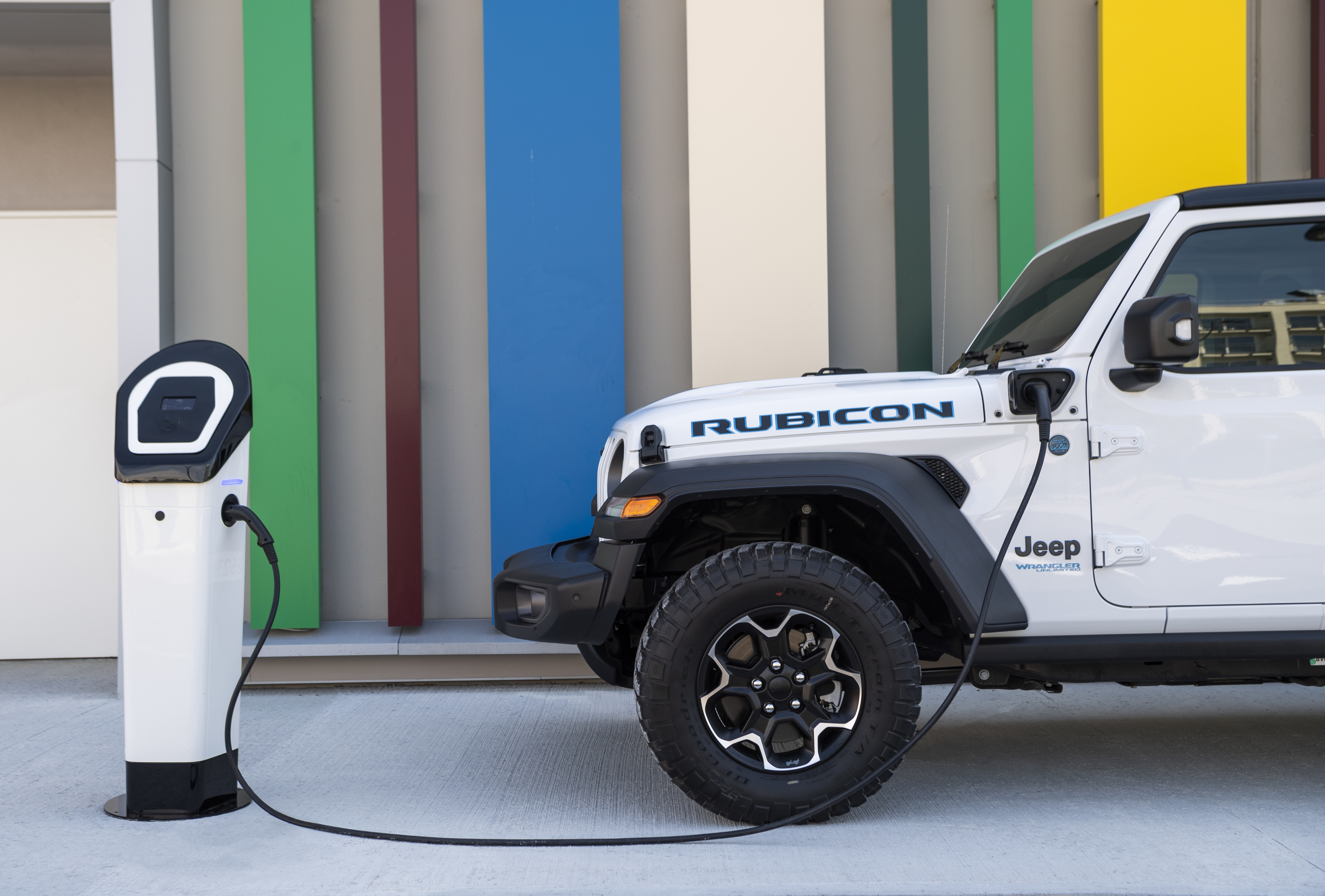 Jeep Wrangler 4xe Rubicon 2022 : borne de recharge